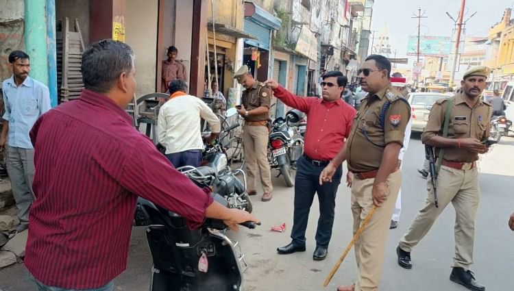 Petugas Menghapus Perambahan Dari Jalan-Jalan Kota, Memotong Challan