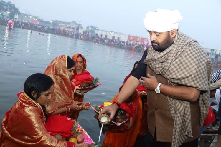 पूर्व पर्यटन मंत्री ने दिया भगवान भास्कर को अर्घ्य