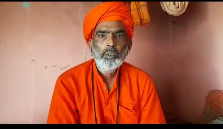 अनशन पर बैठे गांव खरपड़ी के आश्रम पर महाराज अनशन पर बैठे गांव खरपड़ी के आश्रम पर महाराज