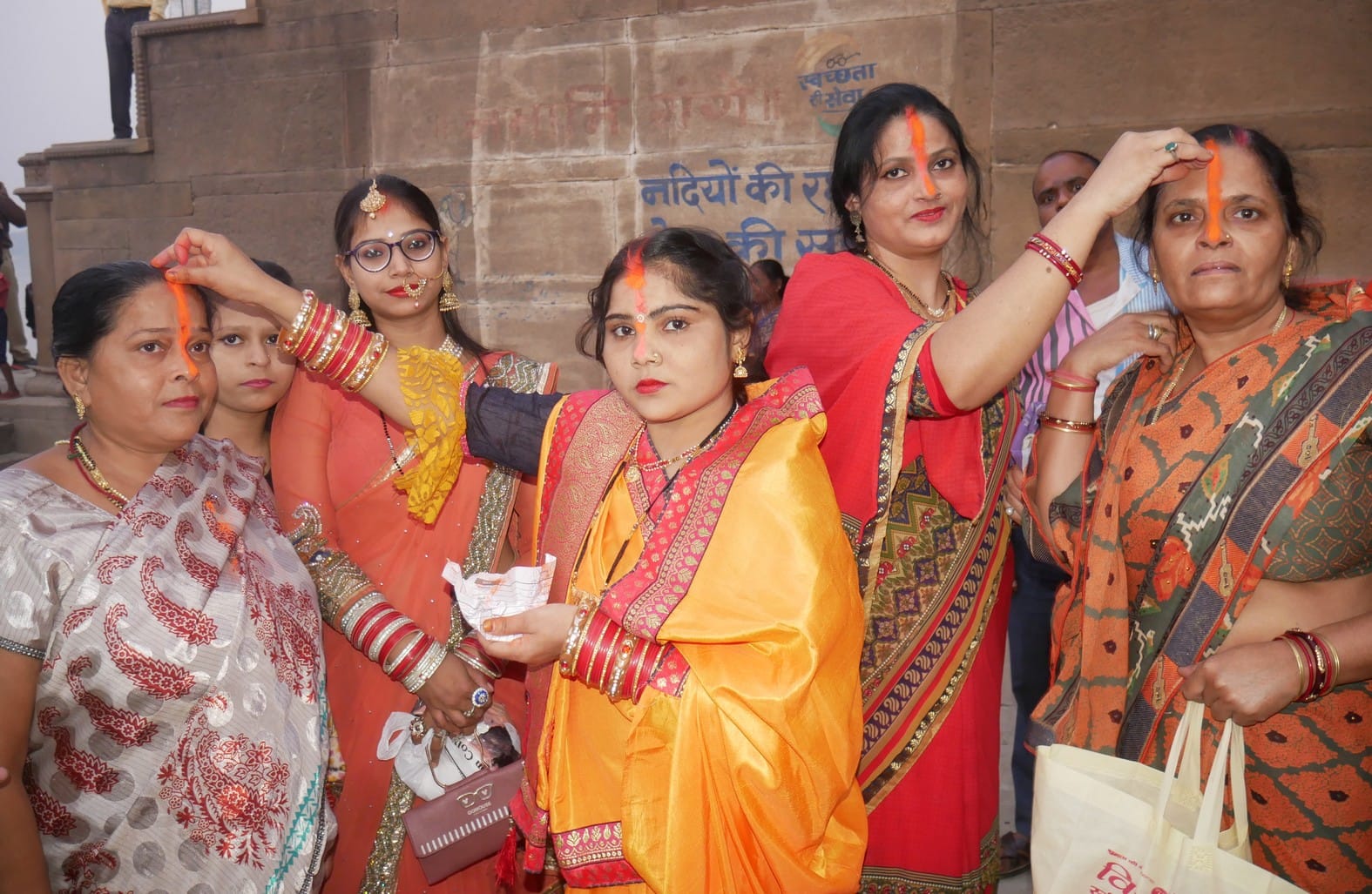 पक्काघाट में सूर्य को अर्घ्य देने के बाद एक दुसरे को सिंदूर लगाती महिलाएं । पक्काघाट में सूर्य को अर्घ्य देने के बाद एक दुसरे को सिंदूर लगाती महिलाएं ।