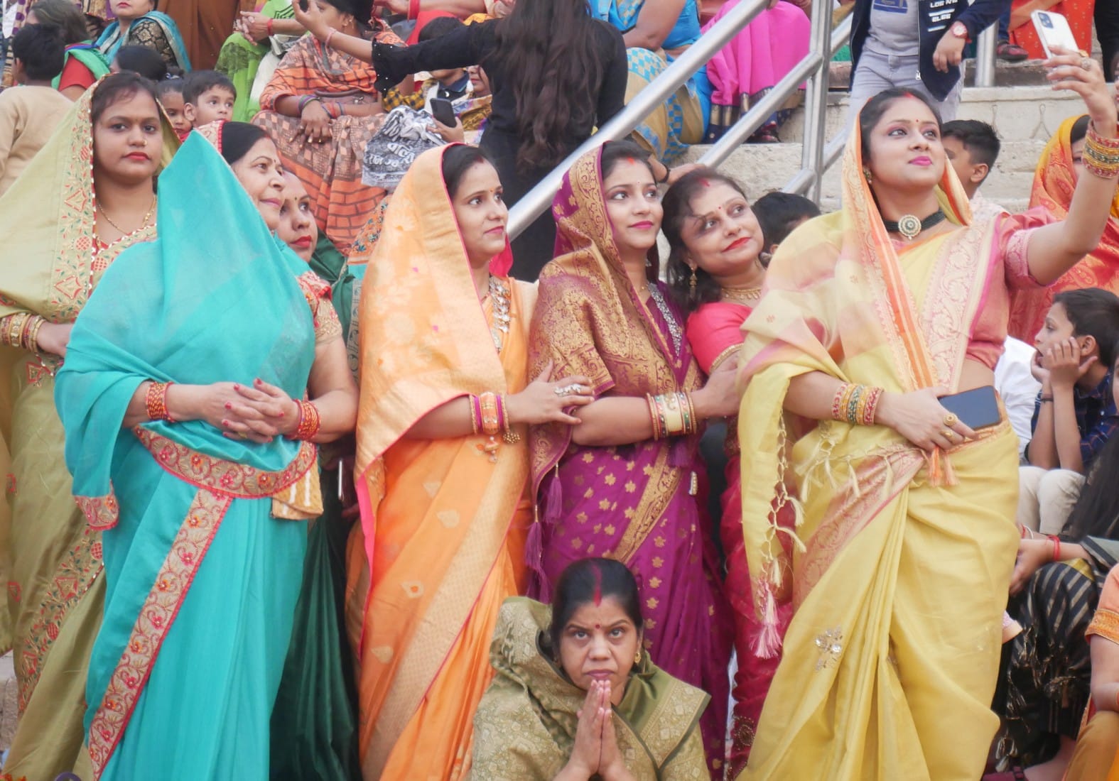 संकठा घाट में सूर्य को अर्घ्य देने के बाद सैल्फी लेती महिलाएं । संकठा घाट में सूर्य को अर्घ्य देने के बाद सैल्फी लेती महिलाएं ।