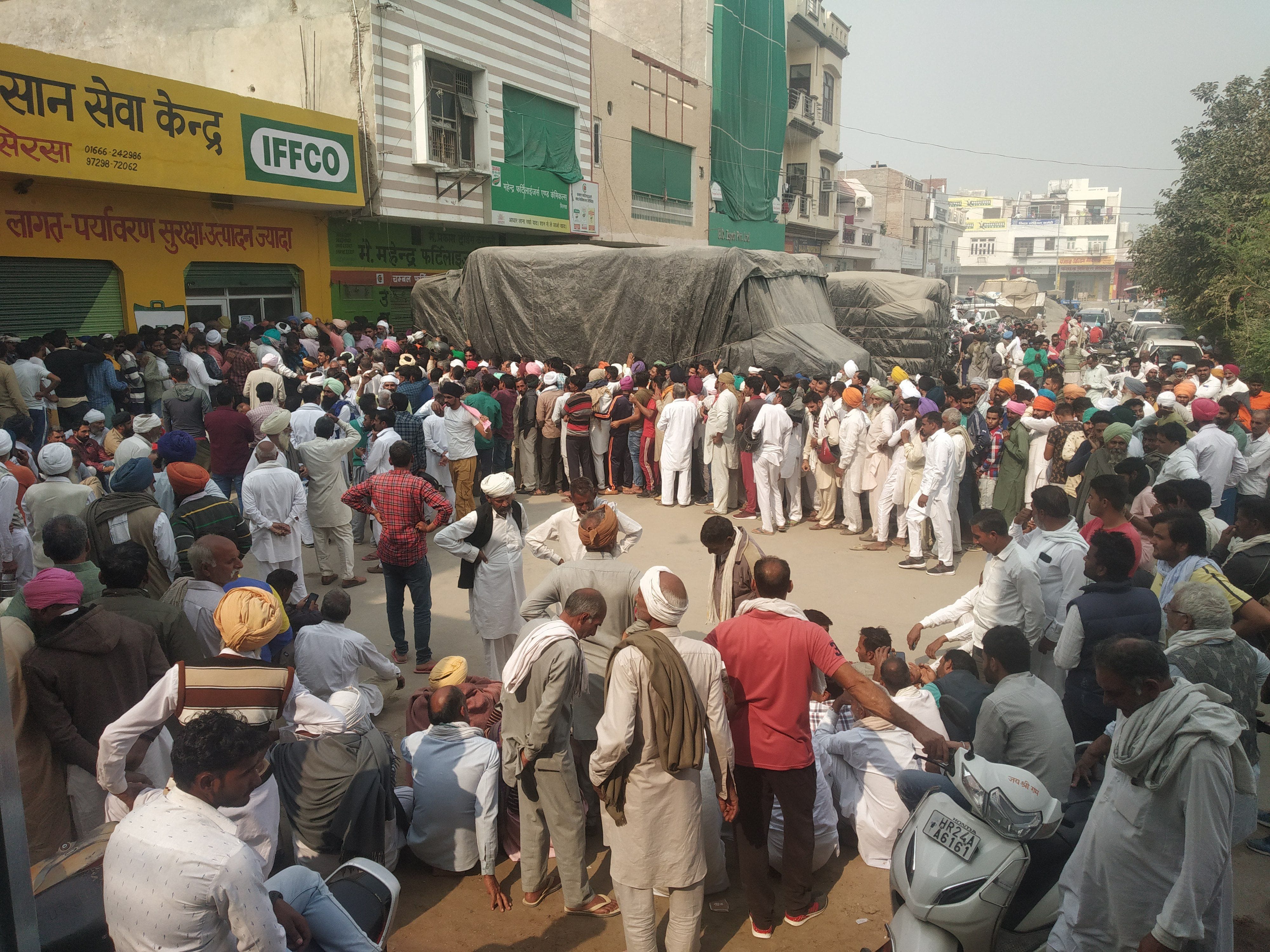 अनाज मंडी स्थित इफको केंद्र के बाहर डीएपी लेने के लिए लगी किसानों की भीड़।