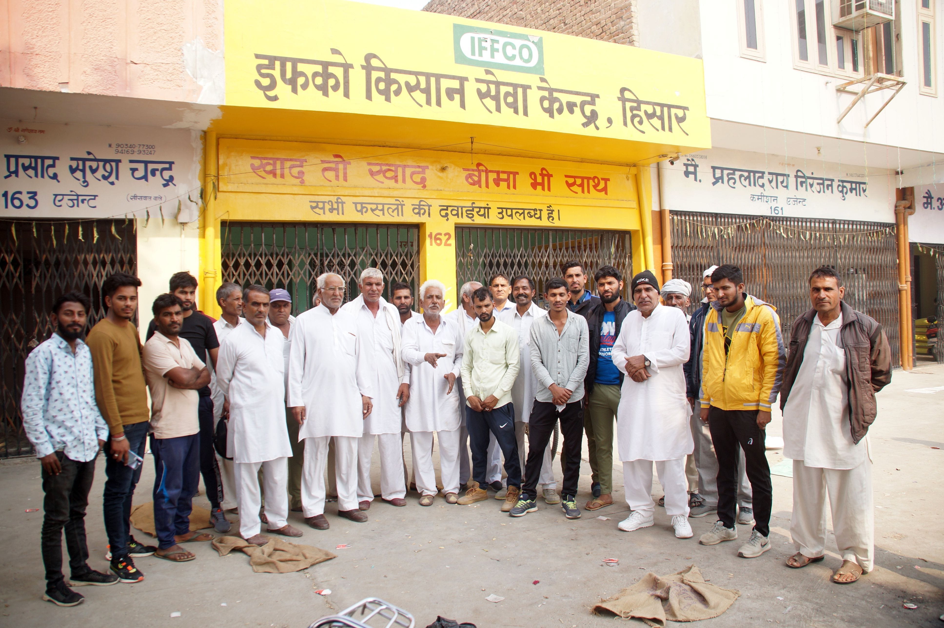 अनाज मंडी में इफको किसान सेवा केन्द्र के बाहर खड़े जमींदार। संवाद अनाज मंडी में इफको किसान सेवा केन्द्र के बाहर खड़े जमींदार। संवाद