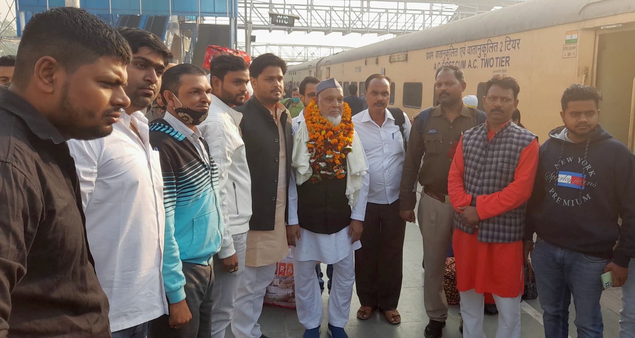 अयोध्या कैंट स्टेशन पहुंचे पद्मश्री से सम्मानित मो.शरीफ का स्वागत करते विभिन्न दल व अन्य लोग