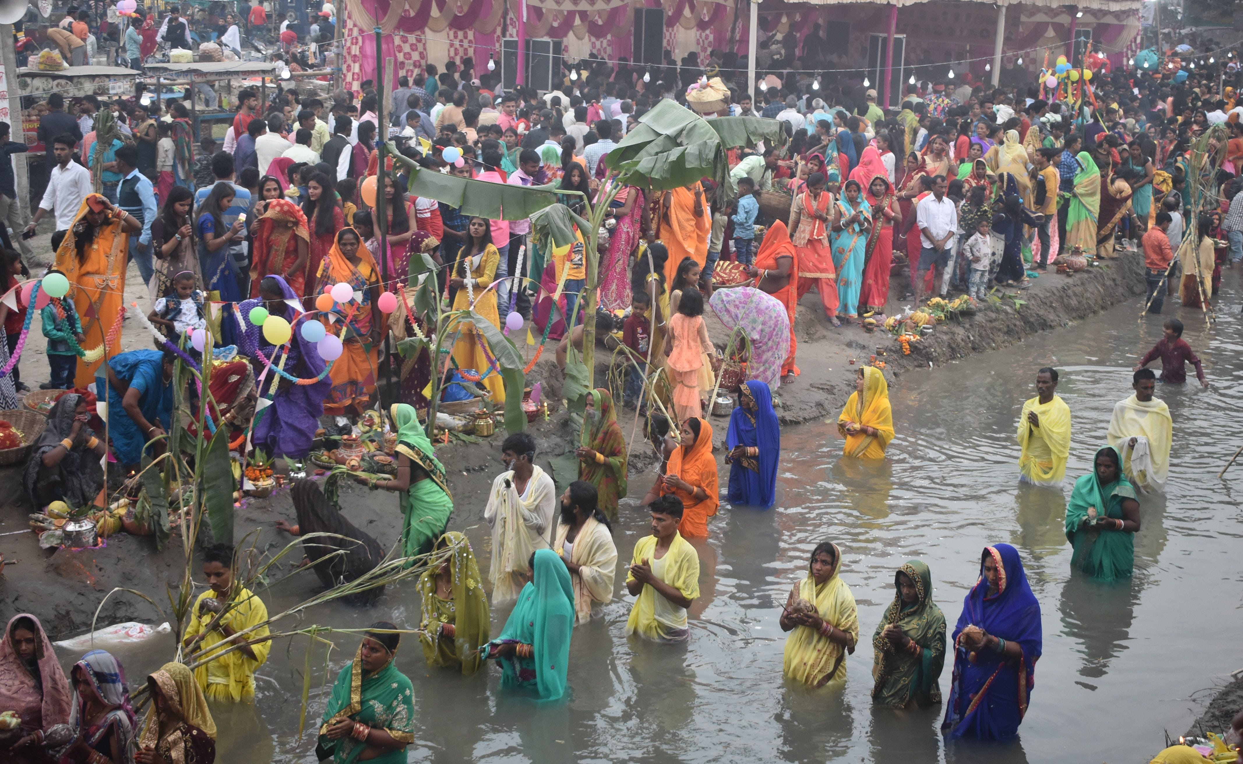 पानीपत। असंध रोड पर थर्मल माइनर पर सूर्य को अर्घ्य देते हुए व लगी हुई लोगों की भारी भीड़। पानीपत। असंध रोड पर थर्मल माइनर पर सूर्य को अर्घ्य देते हुए व लगी हुई लोगों की भारी भीड़।