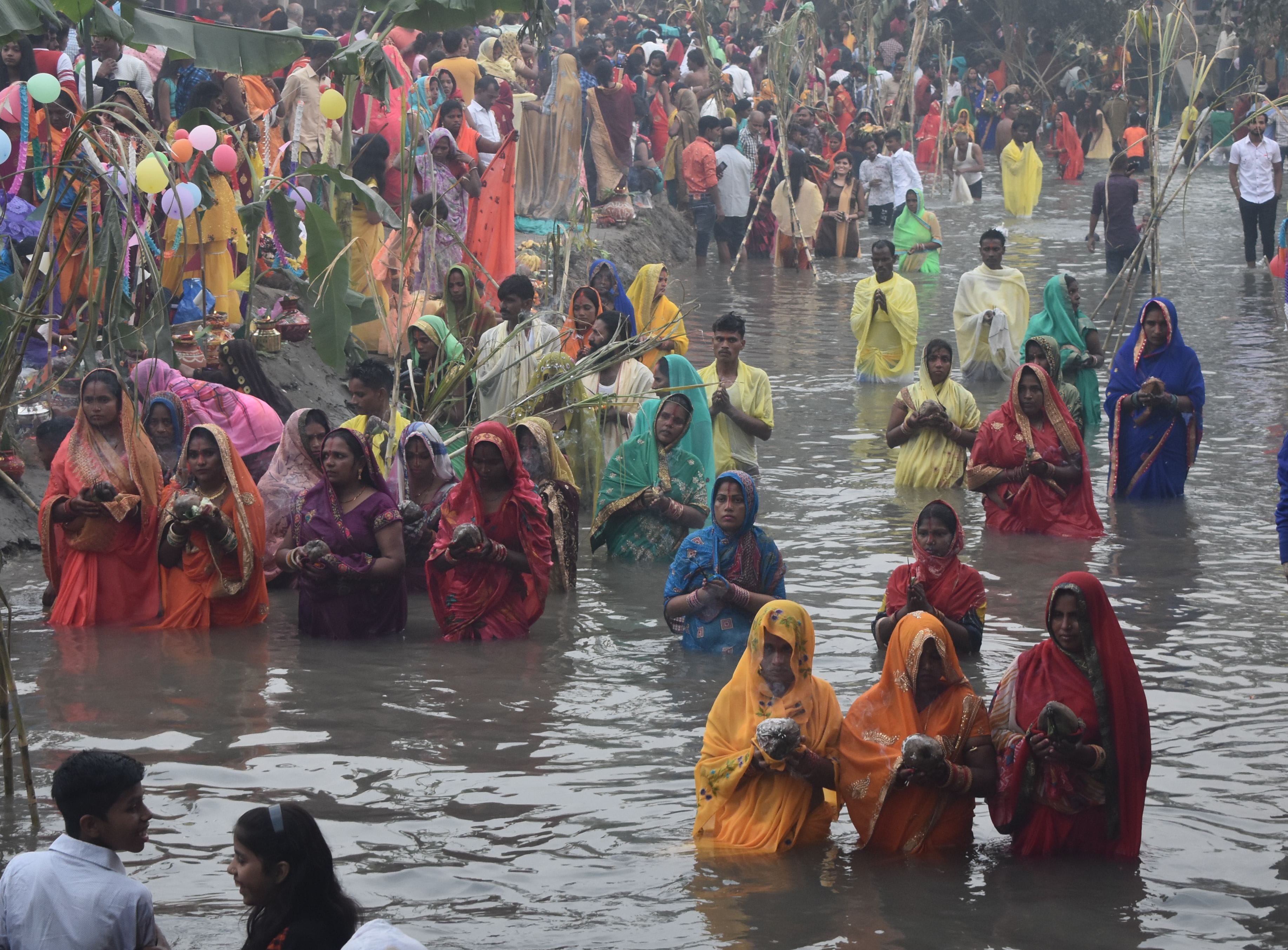 पानीपत। असंध रोड पर थर्मल माइनर पर सूर्य को अर्घ्य देते हुए श्रद्धालु। पानीपत। असंध रोड पर थर्मल माइनर पर सूर्य को अर्घ्य देते हुए श्रद्धालु।