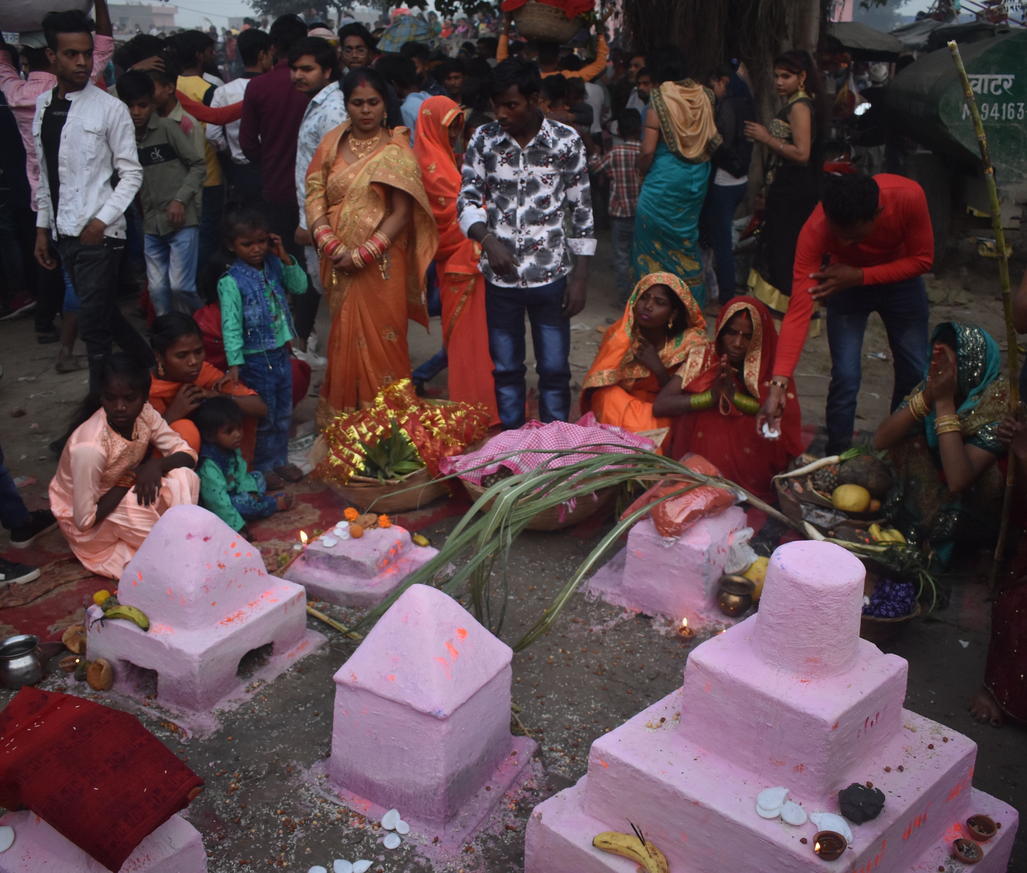 पानीपत। असंध रोड पर थर्मल माइनर पर छठ मइया पर पूजा करते हुए श्रद्धालु। पानीपत। असंध रोड पर थर्मल माइनर पर छठ मइया पर पूजा करते हुए श्रद्धालु।