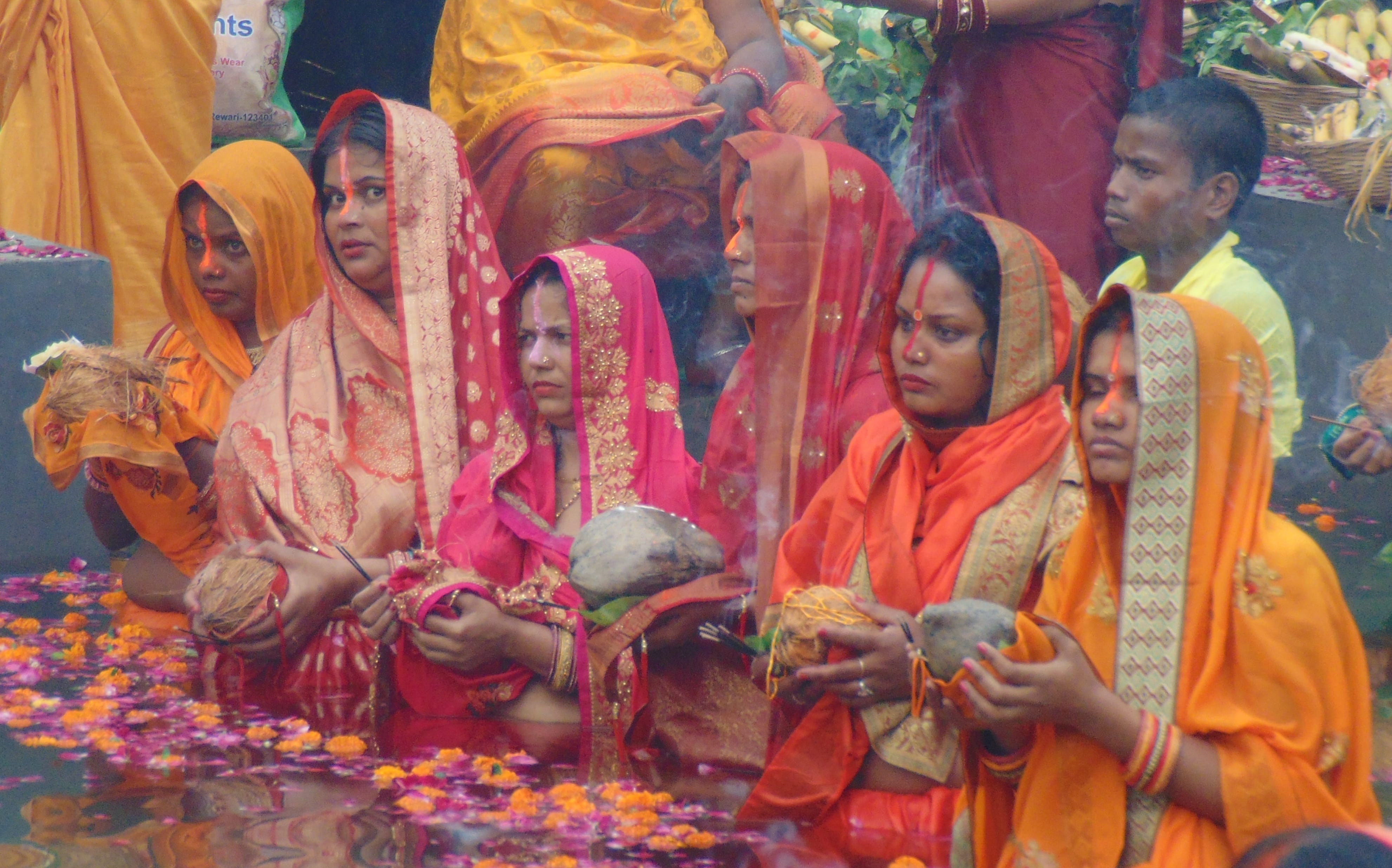 सूर्य को अर्घ्य देती महिलाएं। सूर्य को अर्घ्य देती महिलाएं।
