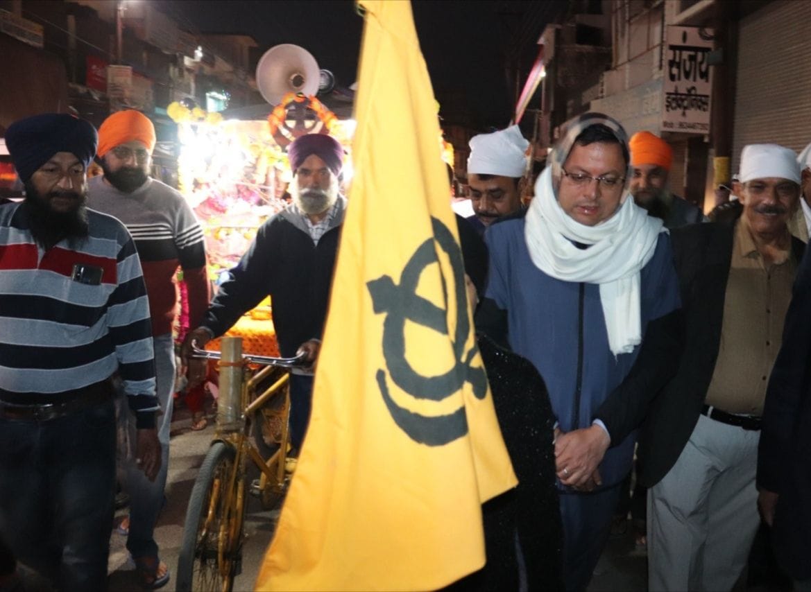 खटीमा में गुरुद्वारा सिंह सभा द्वारा आयोजित प्रभात फेरी में प्रतिभाग करते सीएम धामी। खटीमा में गुरुद्वारा सिंह सभा द्वारा आयोजित प्रभात फेरी में प्रतिभाग करते सीएम धामी।
