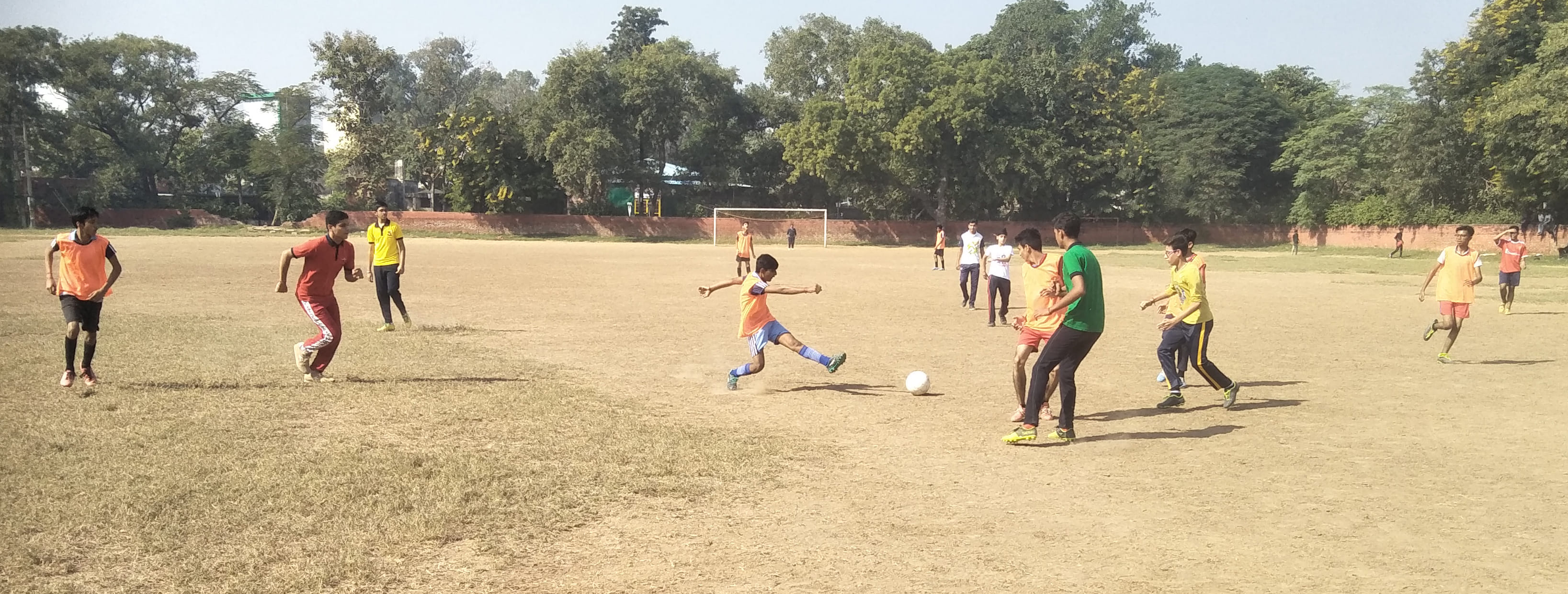अंबाला छावनी के रार्बट पैवेलियन मैदान में आयोजित फुटबाल मैच में भिड़ते खिलाड़ी। अंबाला छावनी के रार्बट पैवेलियन मैदान में आयोजित फुटबाल मैच में भिड़ते खिलाड़ी।