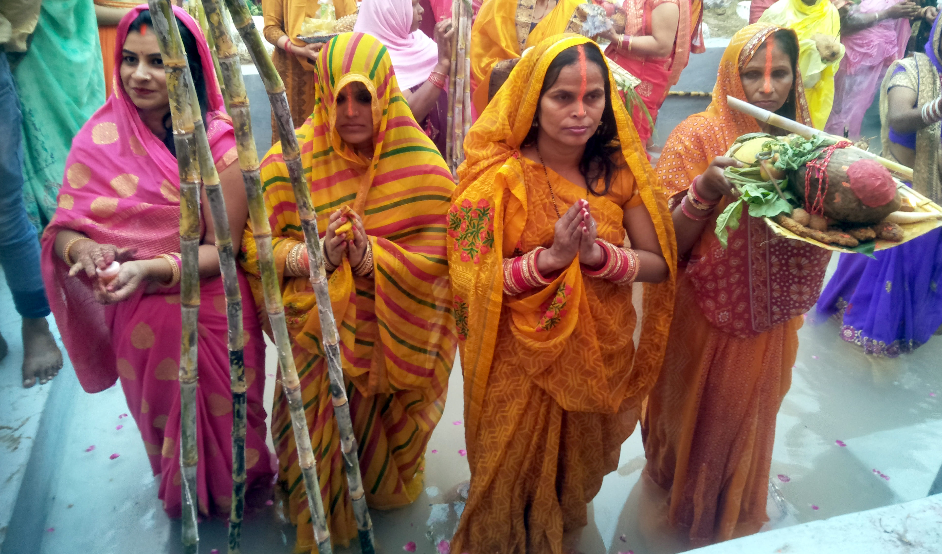 छठ पूजा पर अंबाला छावनी की रेलवे कालोनी में पूजा करती महिलायें।