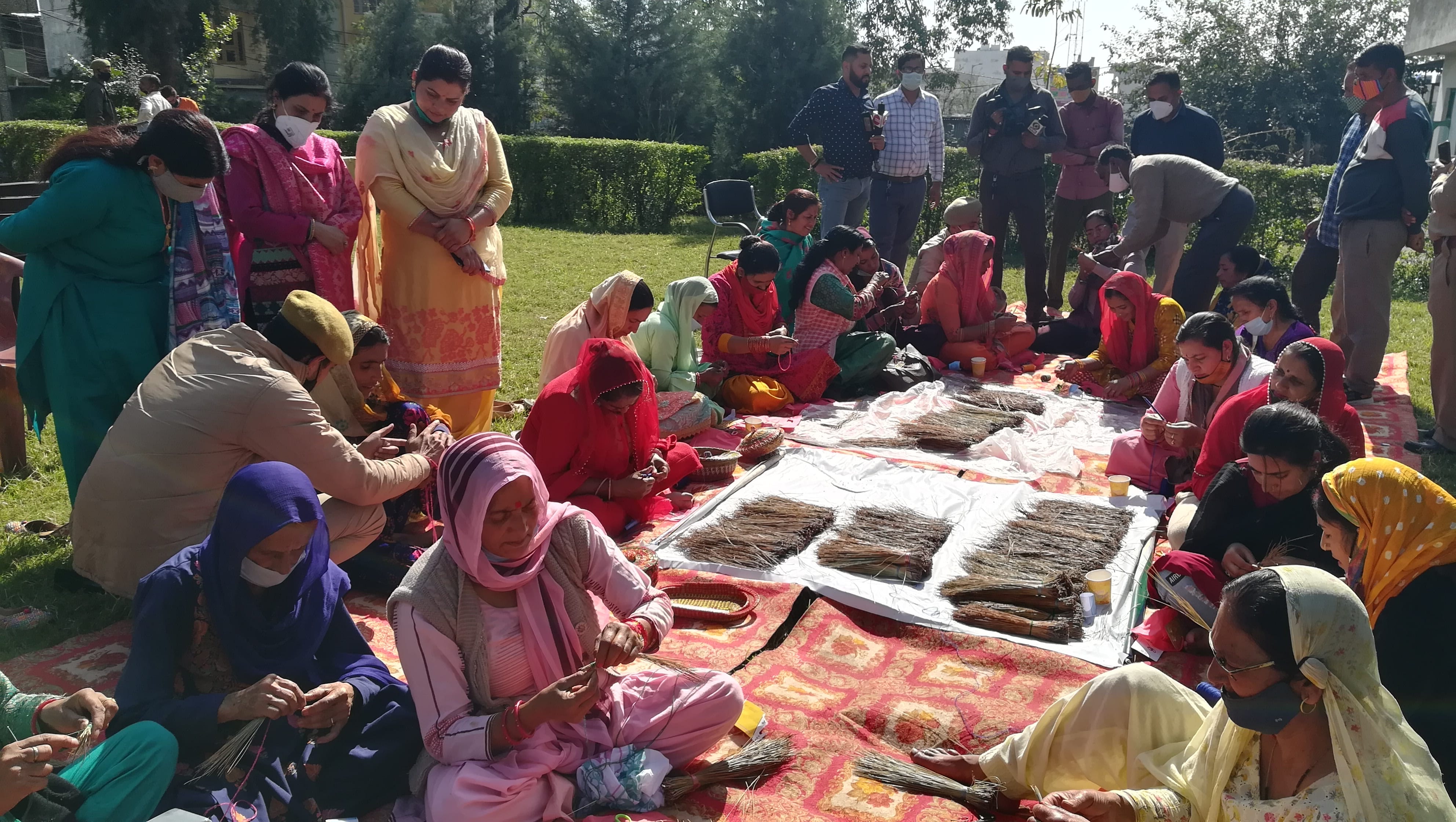 बन विभाग दवारा चीड़ की सुखी पत्तीयों से वनाया गया सामान व विभाग के कर्मी सामान बनाने का तरिका दिख? बन विभाग दवारा चीड़ की सुखी पत्तीयों से वनाया गया सामान व विभाग के कर्मी सामान बनाने का तरिका दिख?