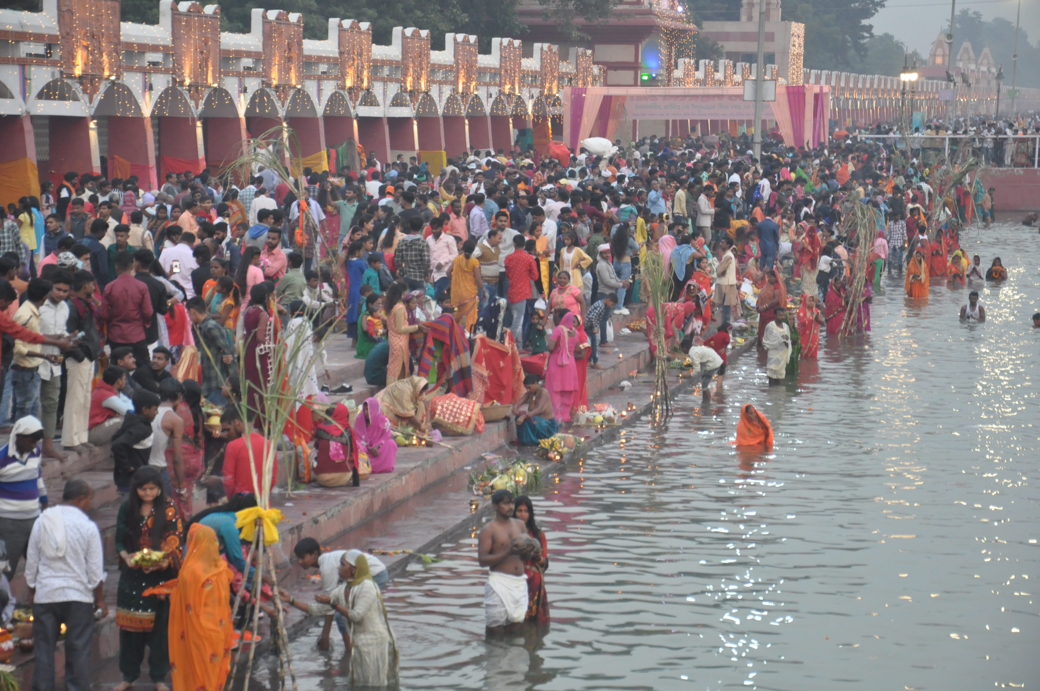 कुरुक्षेत्र। छठ पर्व के दौरान ब्रह्मसरोवर के जल में खड़े होकर डूबते सूर्य को अर्घ्य देते श्रद्ध?