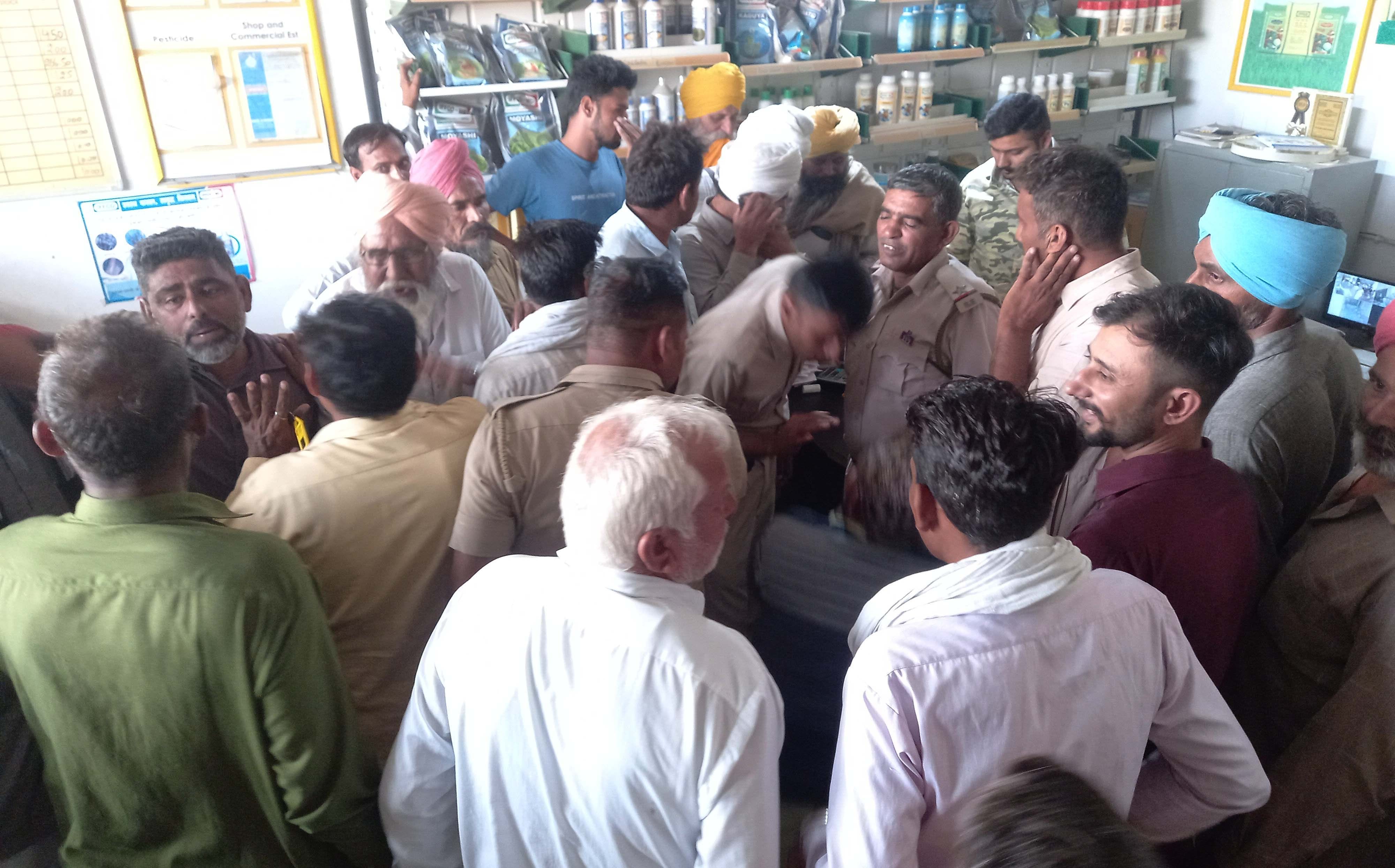 रोष जताने के बाद किसानों को समझाते पुलिस कर्मी। 