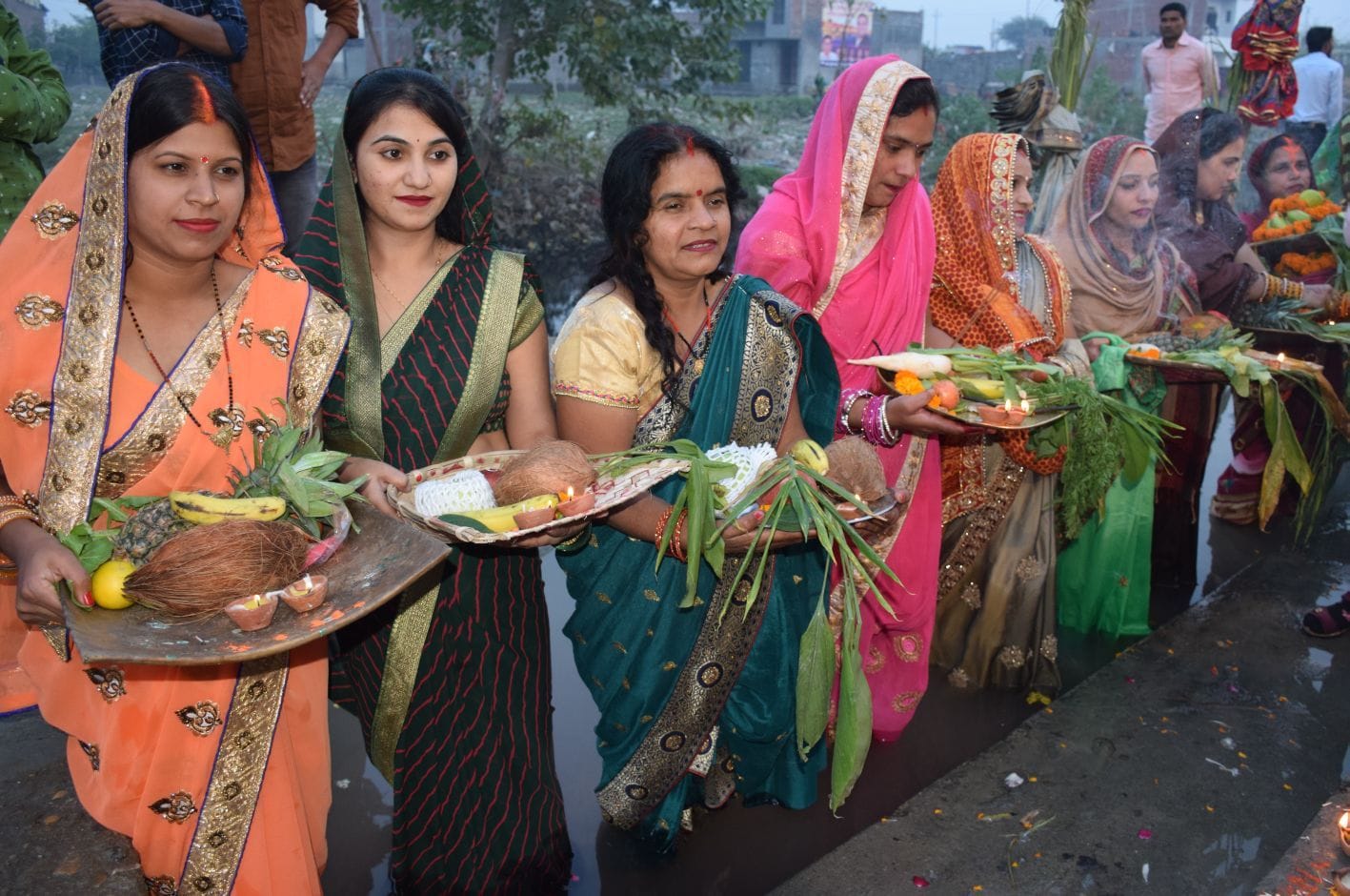 रुद्रपुर छठ घाट में डूबते सूर्य की पूजा करतीं महिलाएं।