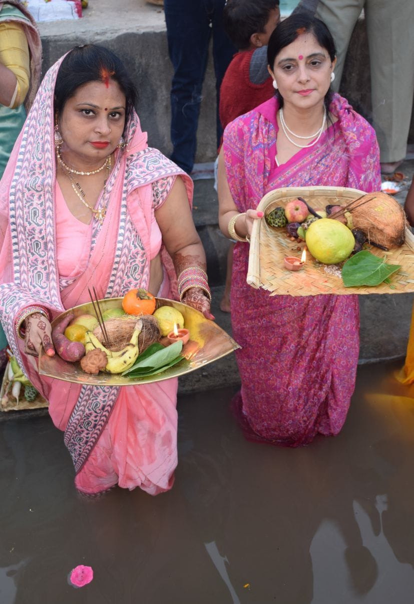 रुद्रपुर छठ पूजा घाट में डूबते सूर्य की पूजा करतीं महिलाएं।
