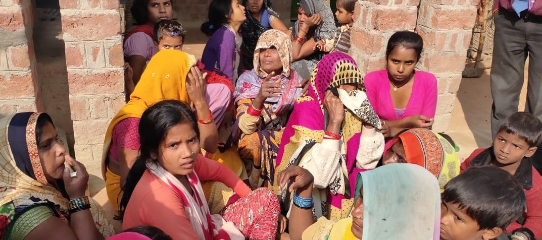 मृतका के गमगीन बैठे परिजन। संवाद मृतका के गमगीन बैठे परिजन। संवाद