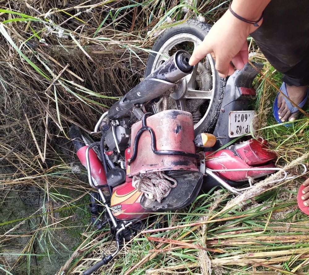 रानीगंज के खाखापुर में सड़क किनारे पड़ी युवक की बाइक। संवाद रानीगंज के खाखापुर में सड़क किनारे पड़ी युवक की बाइक। संवाद