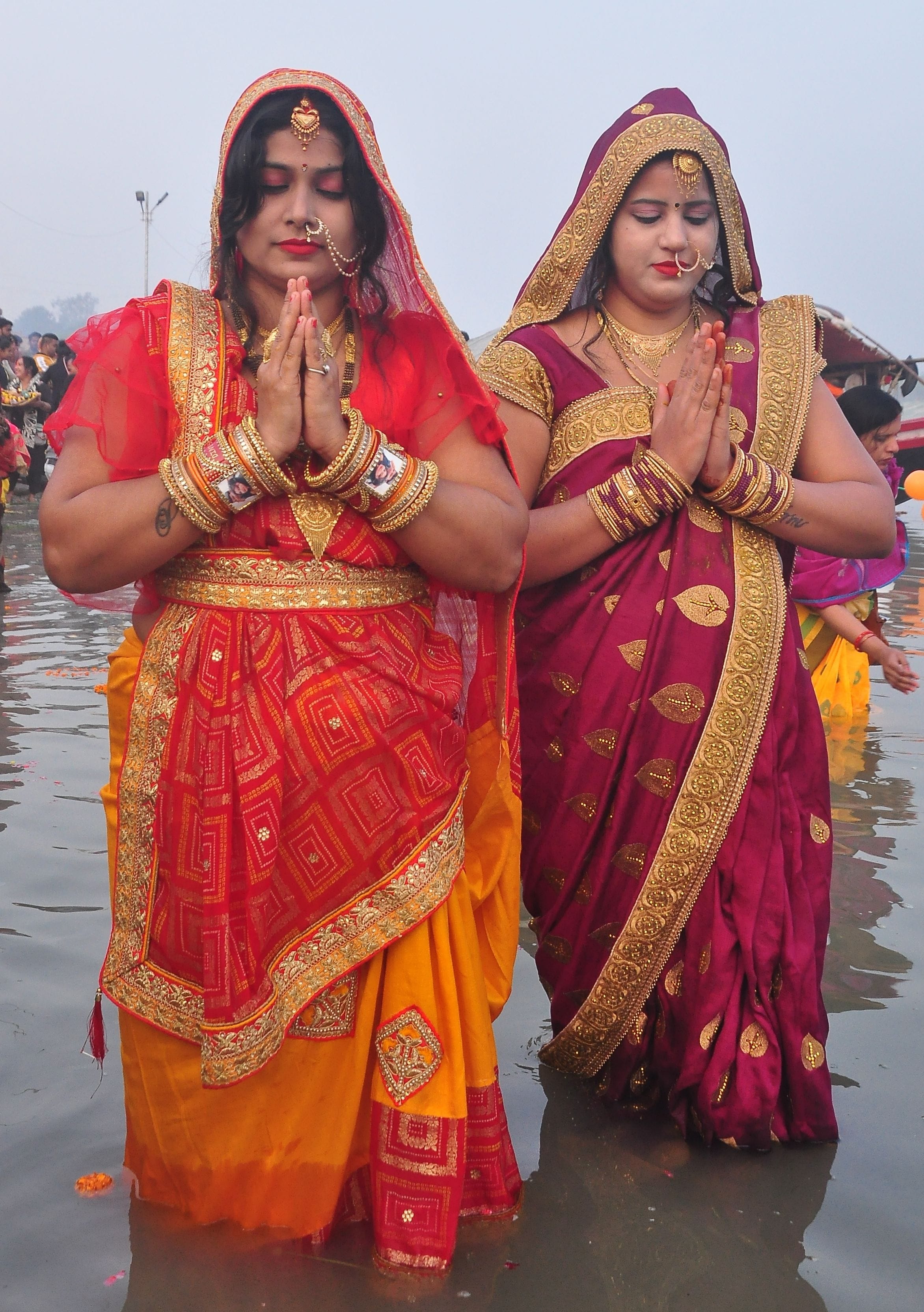 बेल्हा देवी धाम सई घाट पर सूर्य की पूजा करती श्रद्धालु। संवाद