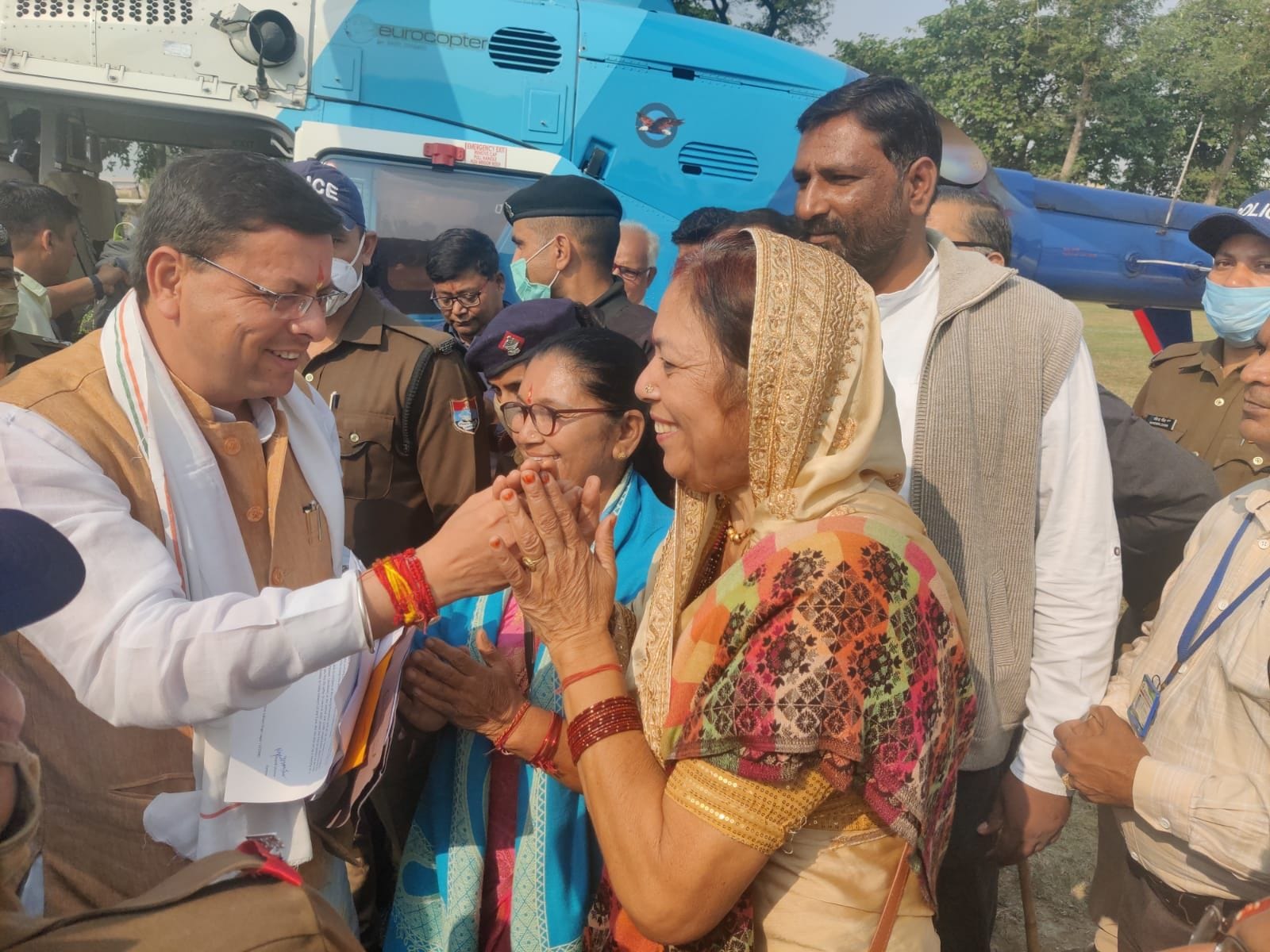 खटीमा में सर्राफ पब्लिक स्कूल हेलीपेड से देहरादनू रवाना होने से पूर्व सीएम धामी कार्यकर्ताओं से खटीमा में सर्राफ पब्लिक स्कूल हेलीपेड से देहरादनू रवाना होने से पूर्व सीएम धामी कार्यकर्ताओं से