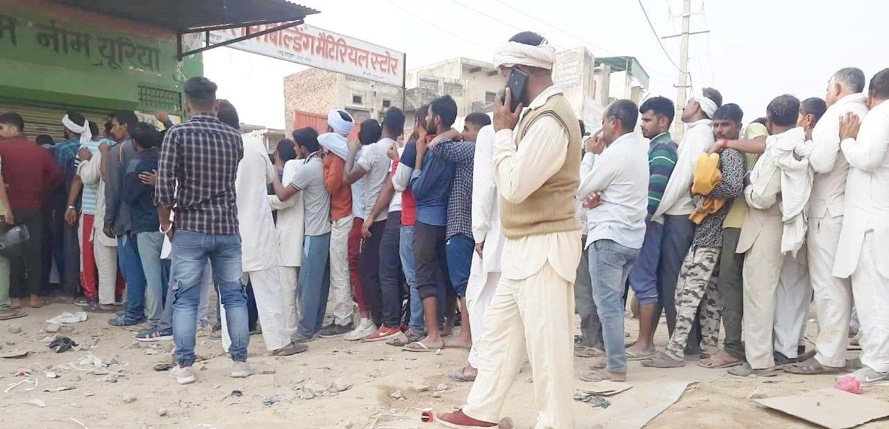 बरवाला में खाद के लिए लाइन में लगे किसान बरवाला में खाद के लिए लाइन में लगे किसान