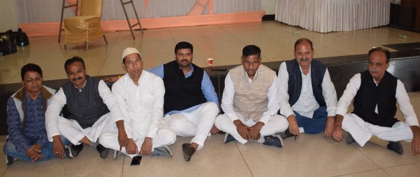 रुद्रपुर के एक होटल में धरना देते कांग्रेसी। रुद्रपुर के एक होटल में धरना देते कांग्रेसी।