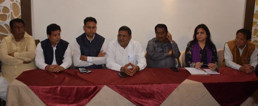 रुद्रपुर के एक होटल में प्रेस वार्ता करते कांग्रेस के चुनाव प्रभारी राजेंद्र यादव। रुद्रपुर के एक होटल में प्रेस वार्ता करते कांग्रेस के चुनाव प्रभारी राजेंद्र यादव।