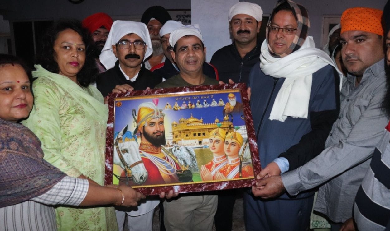 खटीमा में गुरुद्वारा सिंह सभा द्वारा सीएम धामी को गुरुनानक की प्रतिमा भेंट करते। खटीमा में गुरुद्वारा सिंह सभा द्वारा सीएम धामी को गुरुनानक की प्रतिमा भेंट करते।