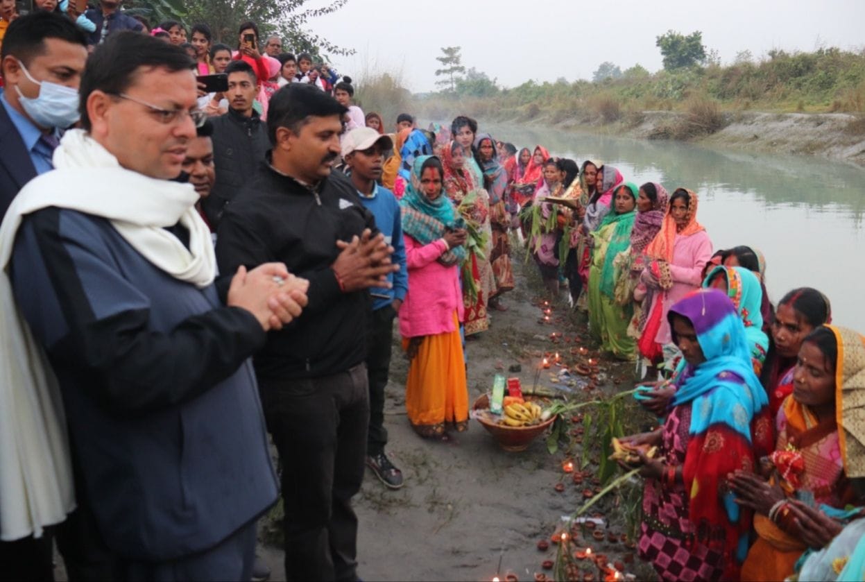 खटीमा के झनकईया स्थित 22 पुल छठ घाट पर उगते सूर्य को अर्घ्य देतीं महिलाओं के बीच सीएम धामी। खटीमा के झनकईया स्थित 22 पुल छठ घाट पर उगते सूर्य को अर्घ्य देतीं महिलाओं के बीच सीएम धामी।