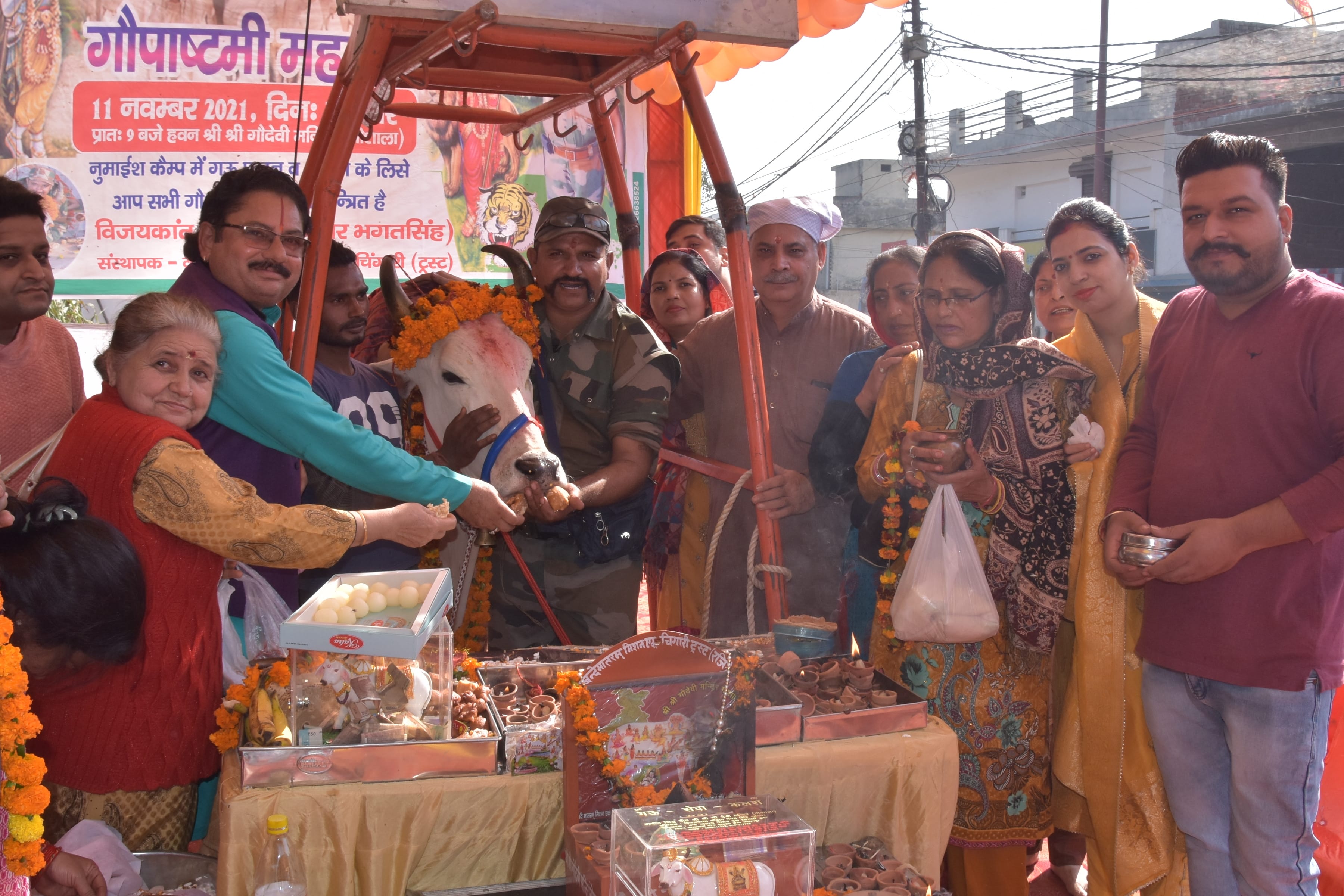 नुमाईशकैंप गौशाला में गोपाष्टमी पर पूजन करते श्रद्घालु नुमाईशकैंप गौशाला में गोपाष्टमी पर पूजन करते श्रद्घालु