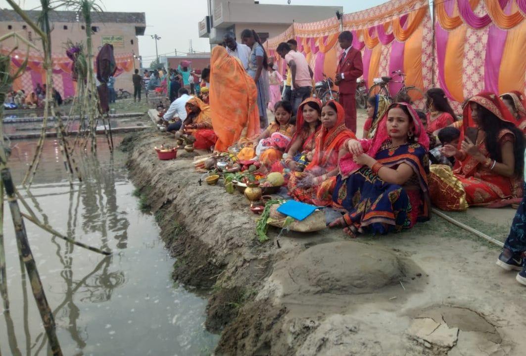 पानीपत। कुटारी रोड के घाट पर पूजा करती हुई श्रद्धालु। पानीपत। कुटारी रोड के घाट पर पूजा करती हुई श्रद्धालु।
