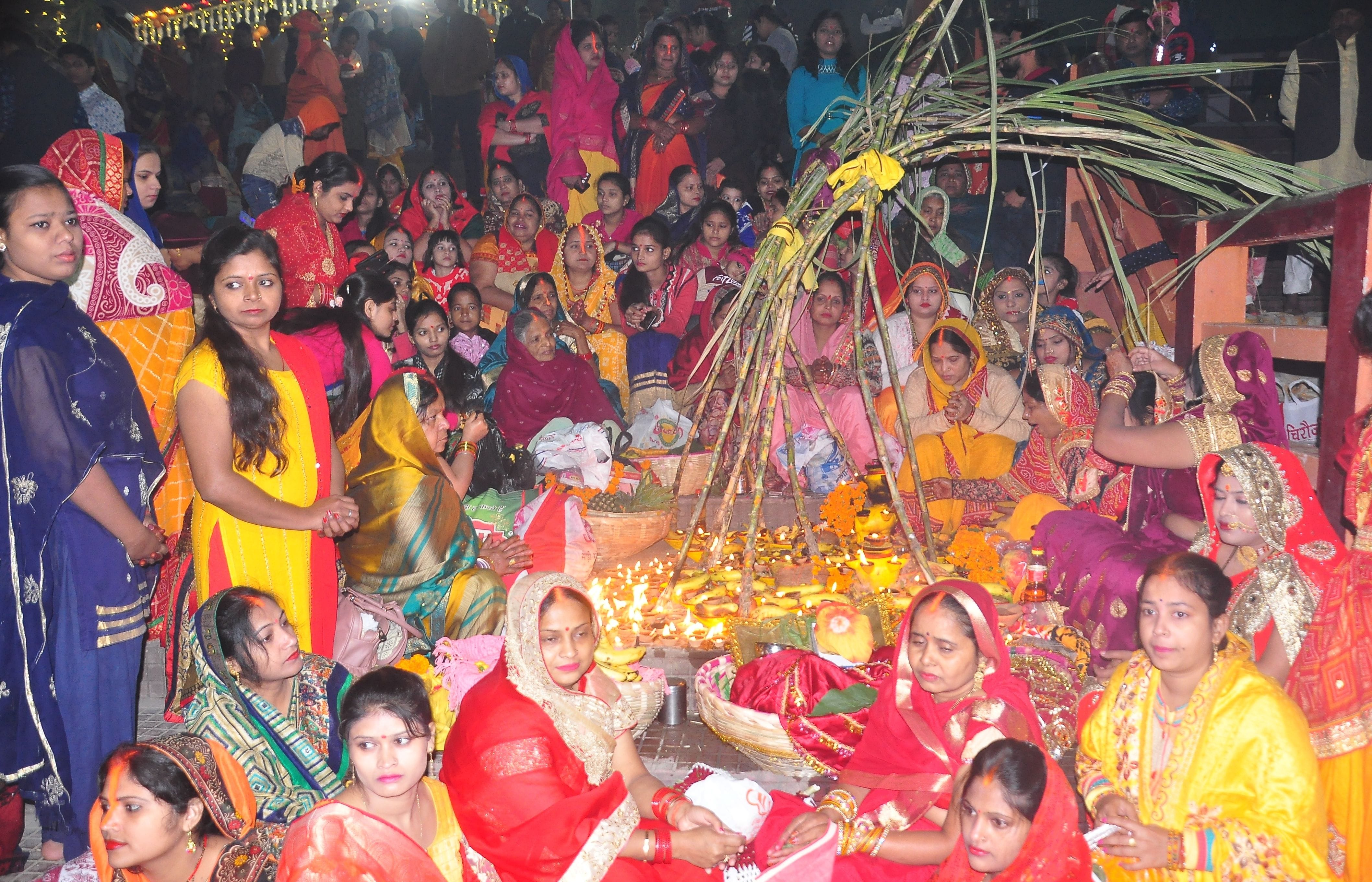 सई घाट पर छठ मैया की पूजा करती श्रद्धालु। संवाद
