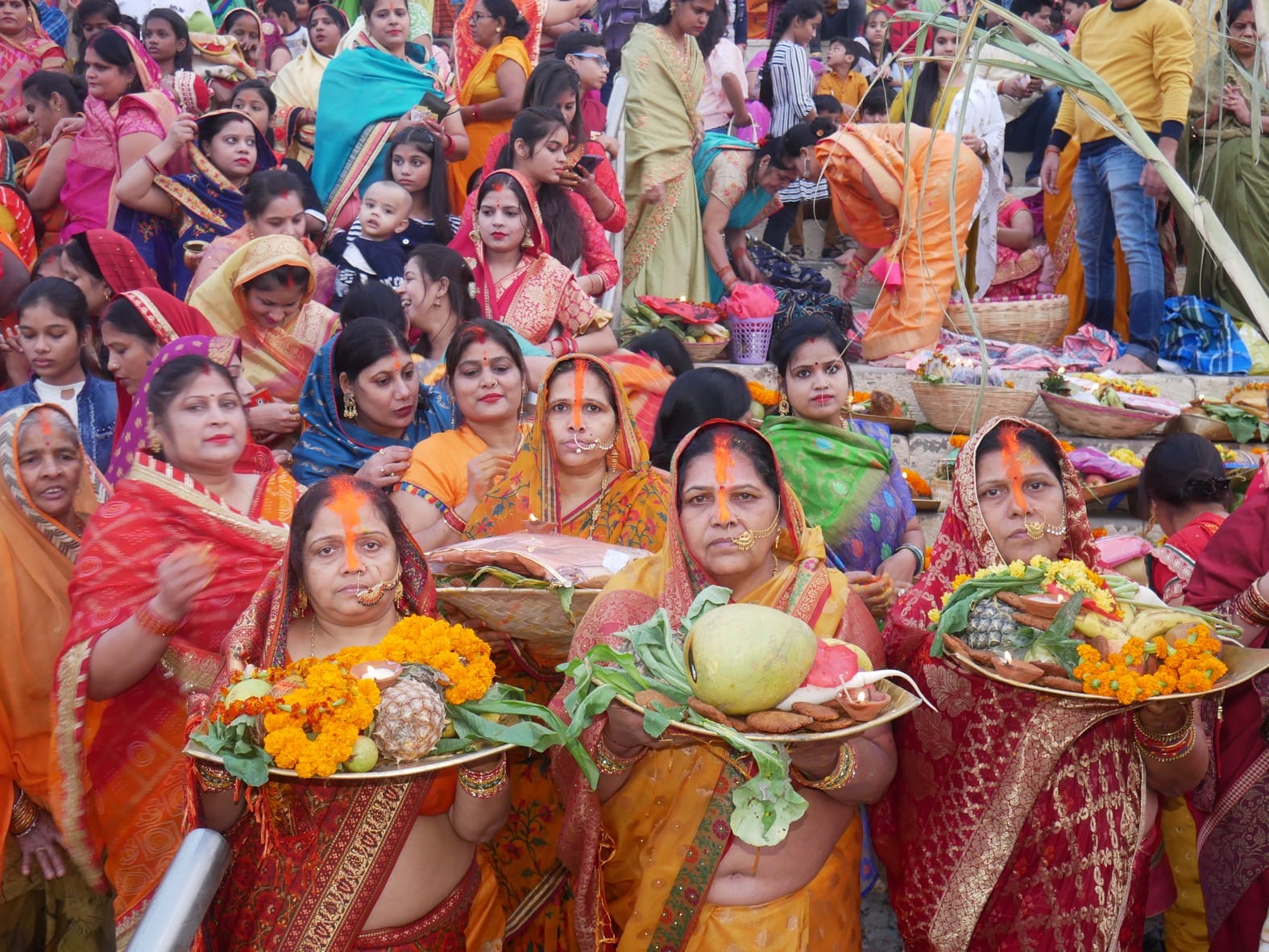 संकठा घाट में छठी मईया का पुजा करती महिलाएं । संकठा घाट में छठी मईया का पुजा करती महिलाएं ।