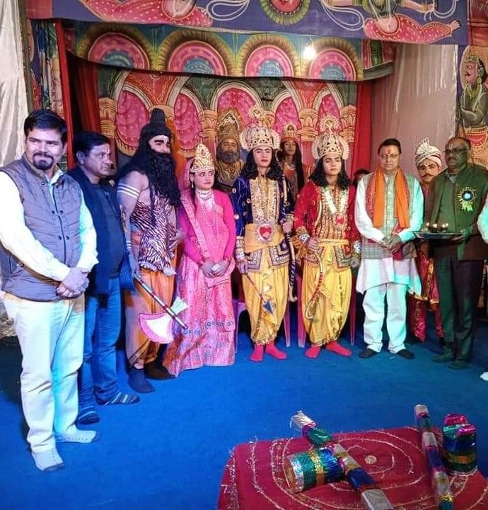 खटीमा में नगरा तराई कालपुल में रामलीला मंचन में श्रीराम दरबार के साथ सीएम धामी। खटीमा में नगरा तराई कालपुल में रामलीला मंचन में श्रीराम दरबार के साथ सीएम धामी।