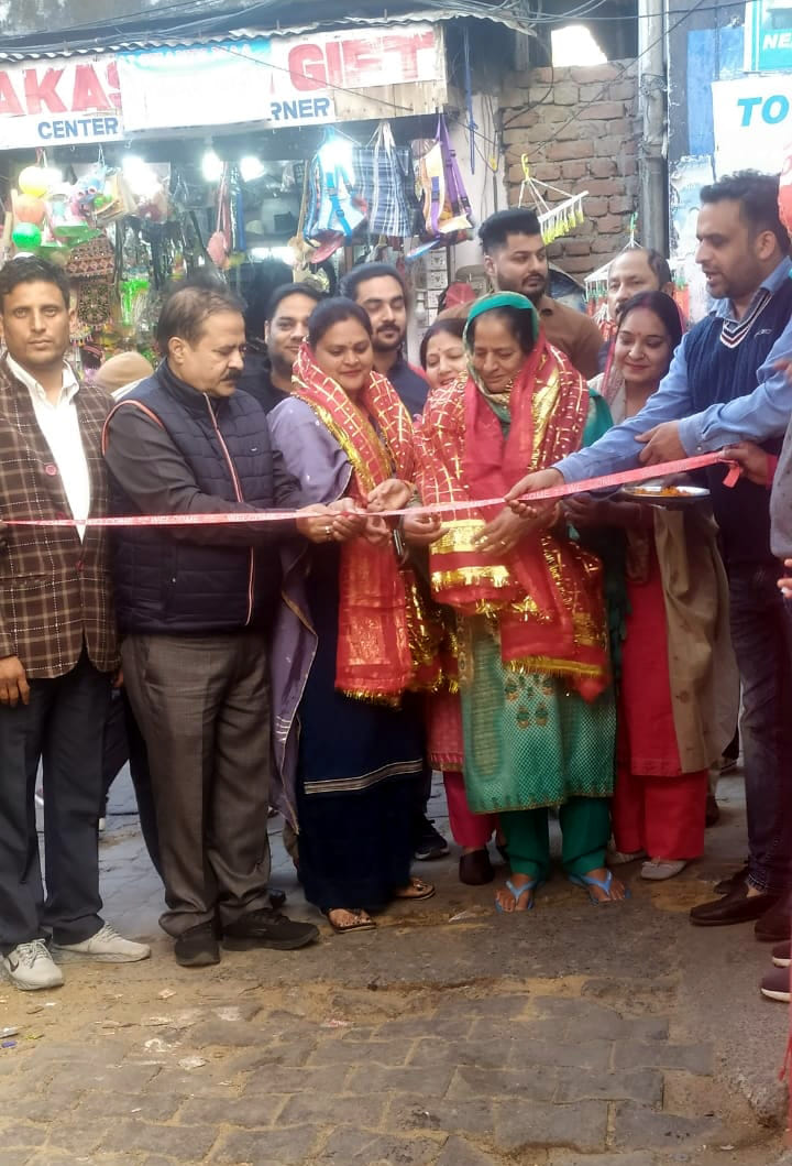 नगर पालिका अध्यक्ष व पार्षद गली के निर्माण के लिए रिवन काटते हए नगर पालिका अध्यक्ष व पार्षद गली के निर्माण के लिए रिवन काटते हए
