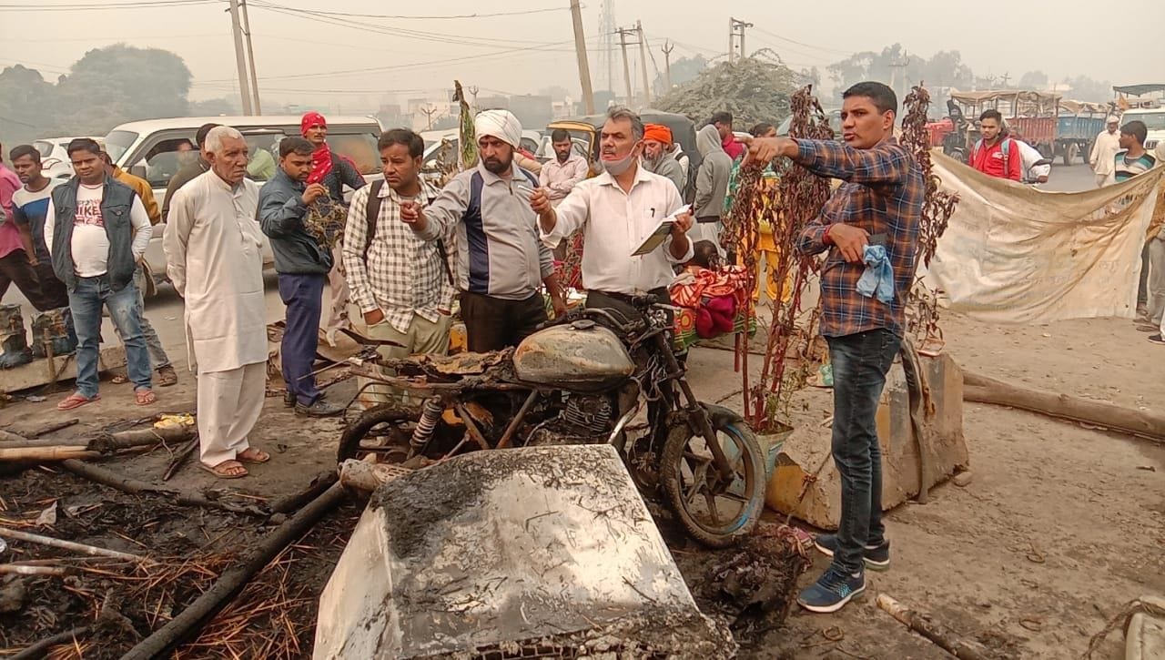 कुंडली बॉर्डर पर गांव रसोई के पास झोपड़ी में लगी आग से जली बाइक और सामान को देखते किसान व अन्य। संव कुंडली बॉर्डर पर गांव रसोई के पास झोपड़ी में लगी आग से जली बाइक और सामान को देखते किसान व अन्य। संव