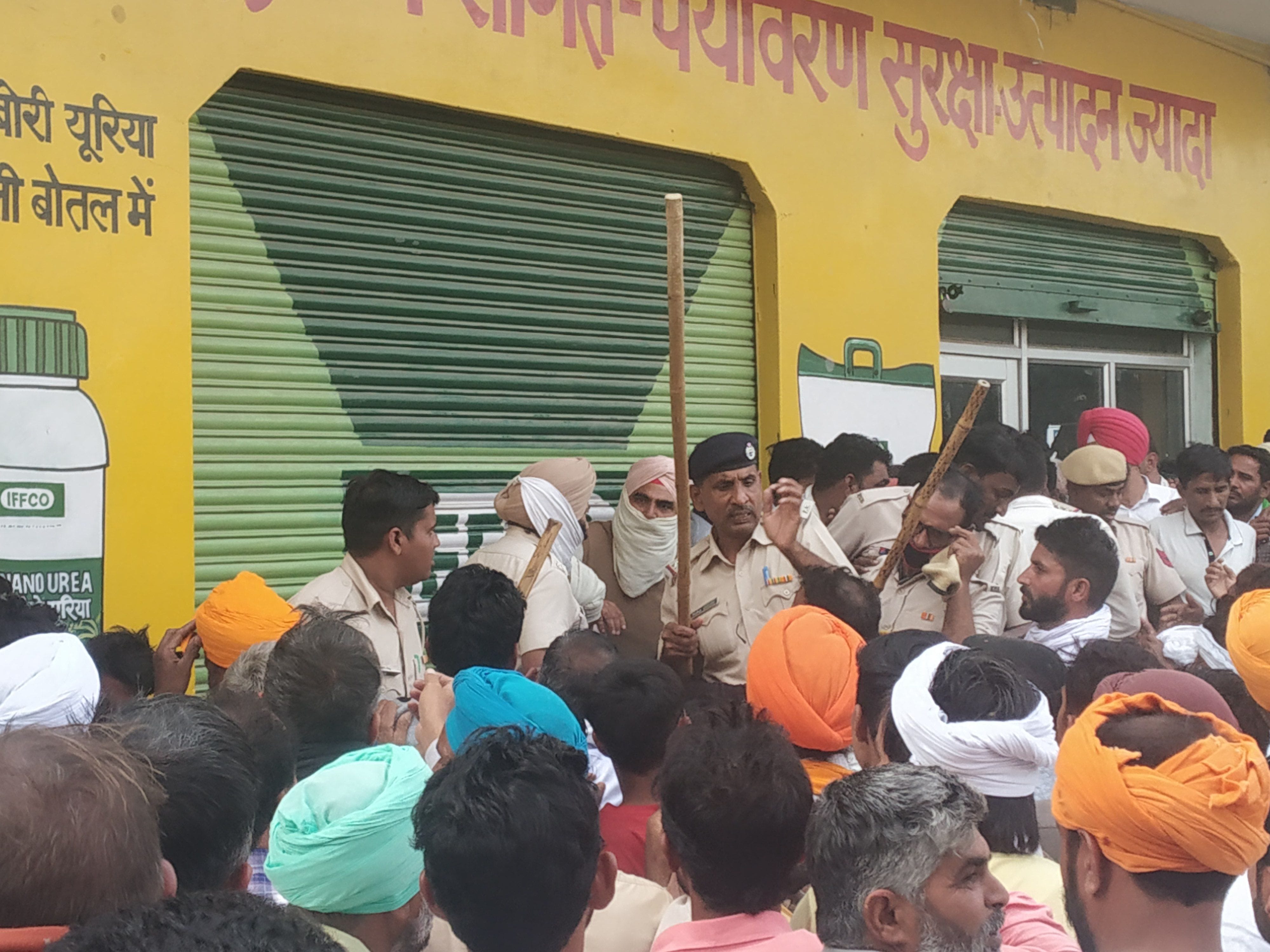 लठ दिखाकर किसानों को बैठाने का प्रयास करते पुलिस कर्मी। 