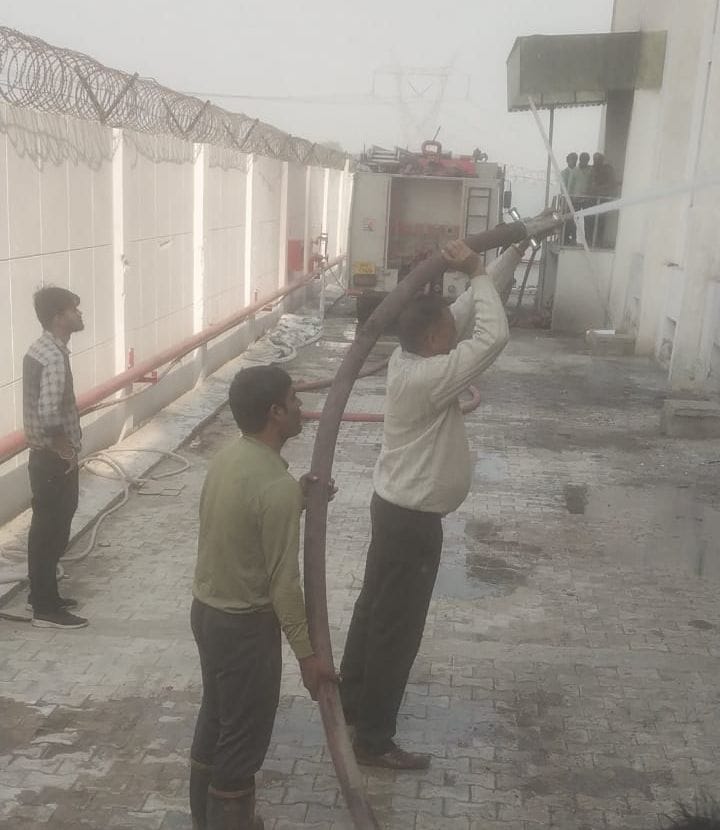 पानीपत। गांव जालपाड़ स्थित बालाजी स्पीनर्स में लगी हुई आग को बुझाते हुए कर्मी । पानीपत। गांव जालपाड़ स्थित बालाजी स्पीनर्स में लगी हुई आग को बुझाते हुए कर्मी ।