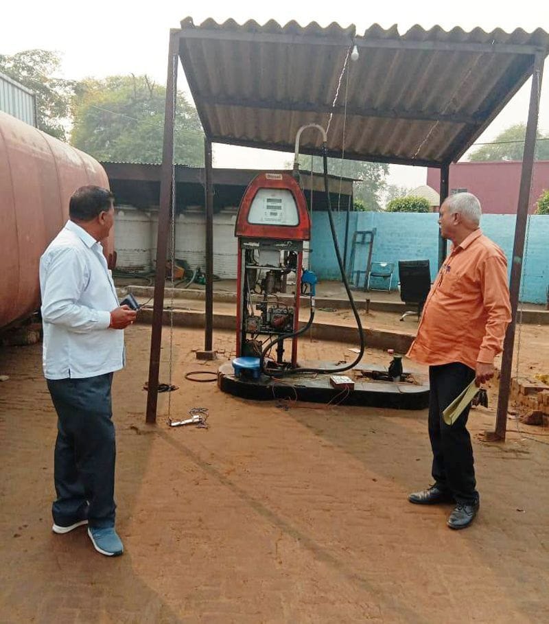 पेट्रोल पंप पर कार्रवाई के लिए पहुंची सीएम फ्लाइंग की टीम। संवाद 
