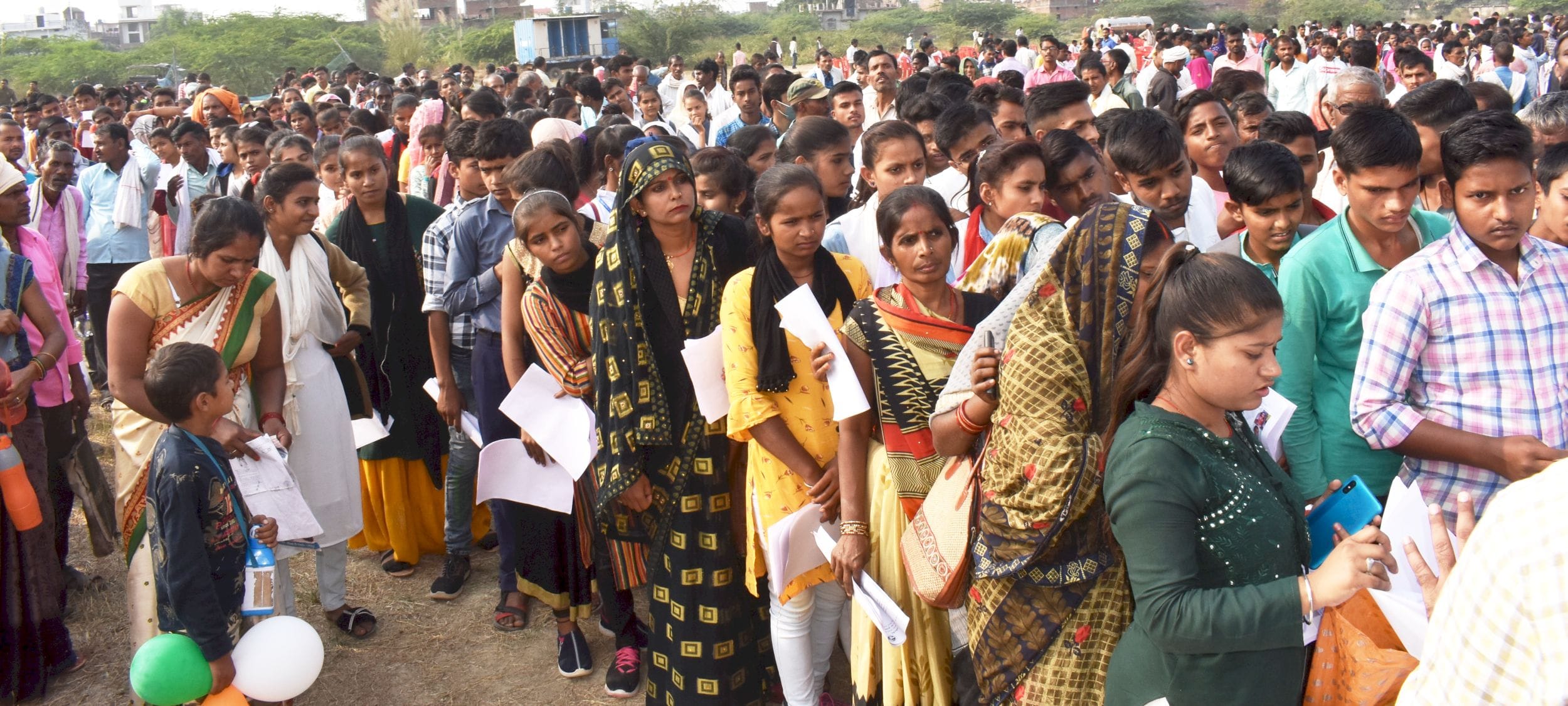 ठाकुर युगराज सिंह महाविद्यालय में साइकिल लेने के लिए लाइन लगाए खड़े छात्र-छात्राएं। संवाद ठाकुर युगराज सिंह महाविद्यालय में साइकिल लेने के लिए लाइन लगाए खड़े छात्र-छात्राएं। संवाद