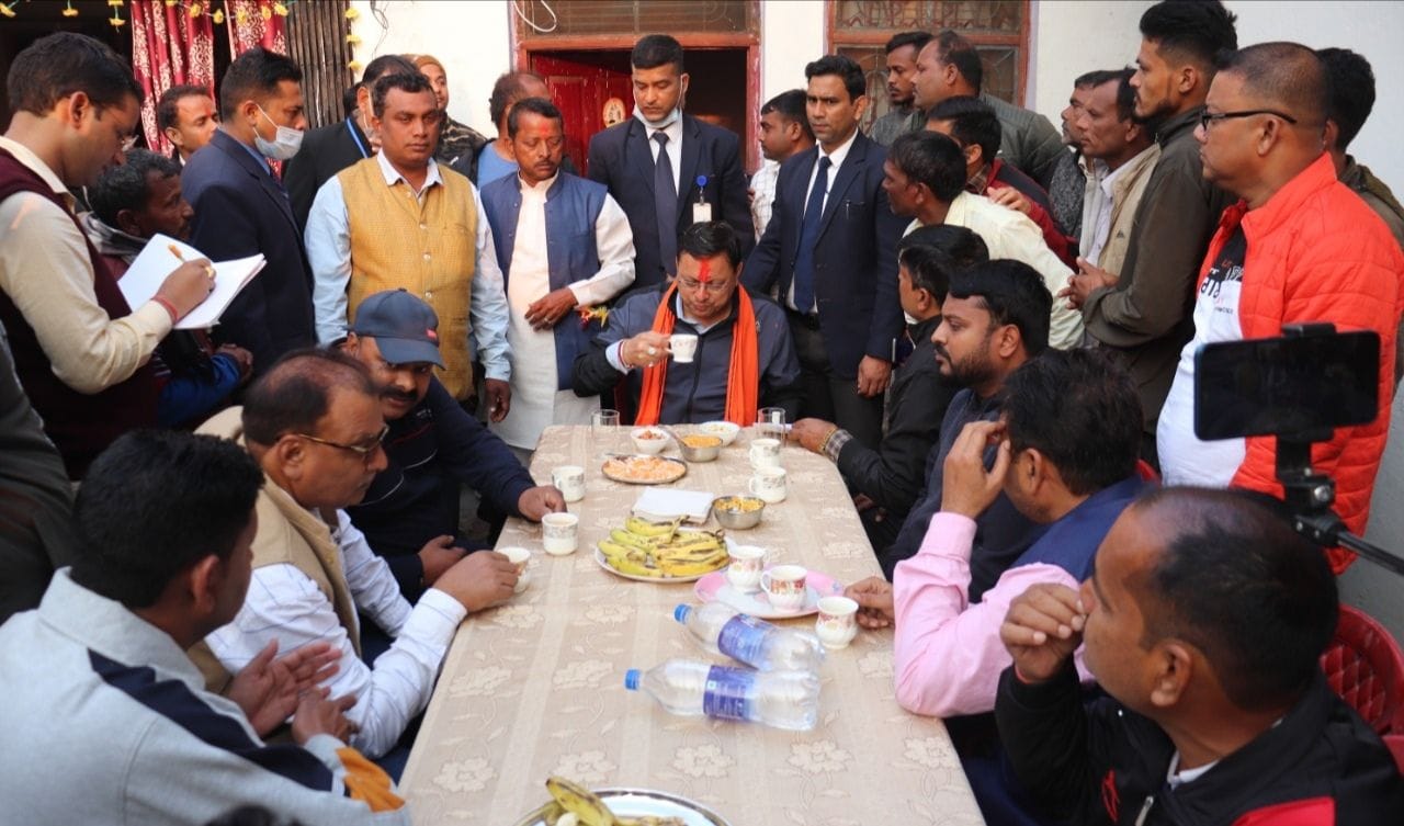 खटीमा के मेलाघाट में पूर्व जिला पंचायत सदस्य कन्हैया के आवास पर चाय, नाश्ता करते सीएम धामी। खटीमा के मेलाघाट में पूर्व जिला पंचायत सदस्य कन्हैया के आवास पर चाय, नाश्ता करते सीएम धामी।