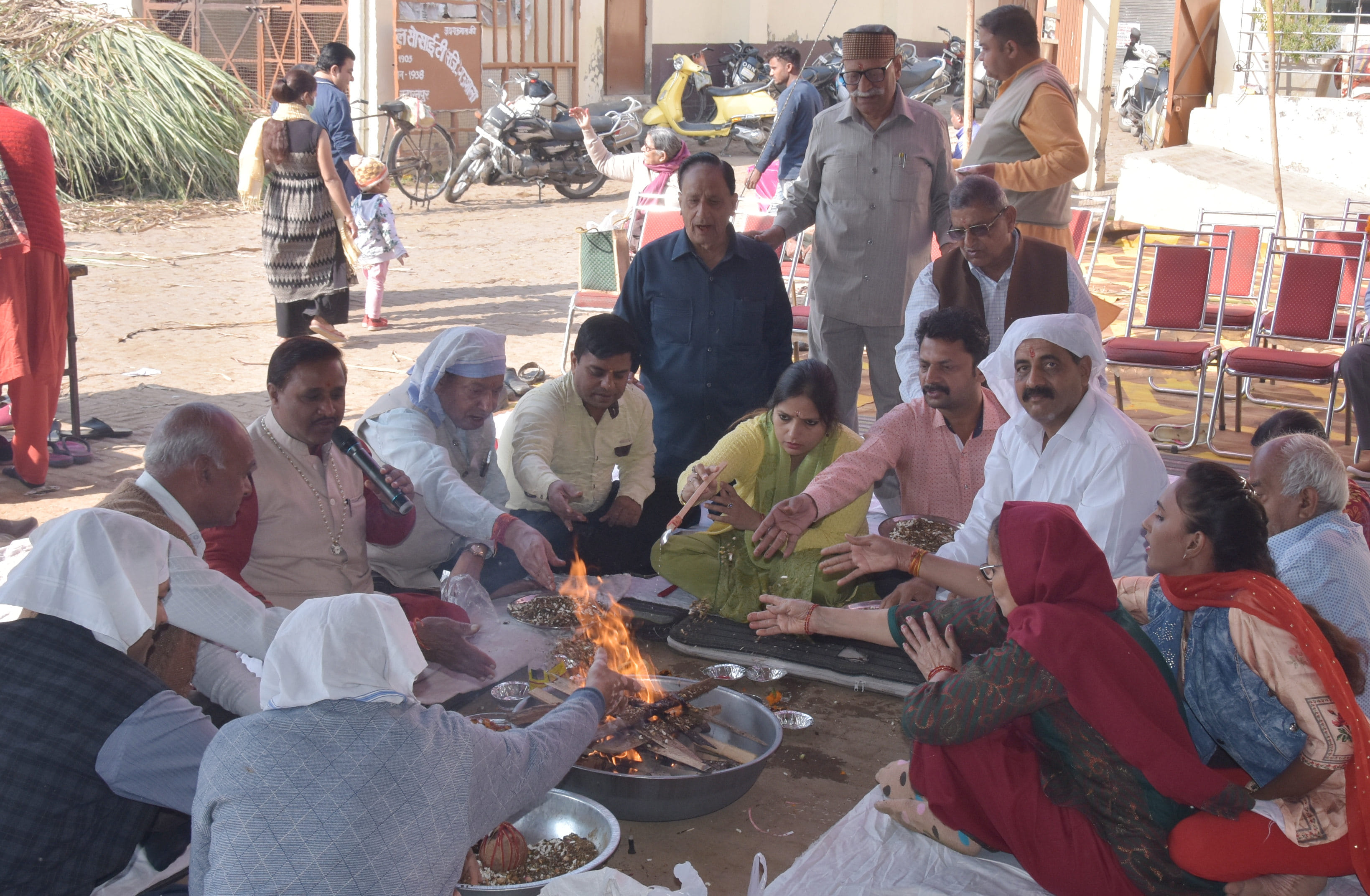 पिंजरापोल गौशाला में गोपाष्टमी पर आयोजित गौशाला में हवन करती एडीएमई व पदाधिकारी पिंजरापोल गौशाला में गोपाष्टमी पर आयोजित गौशाला में हवन करती एडीएमई व पदाधिकारी
