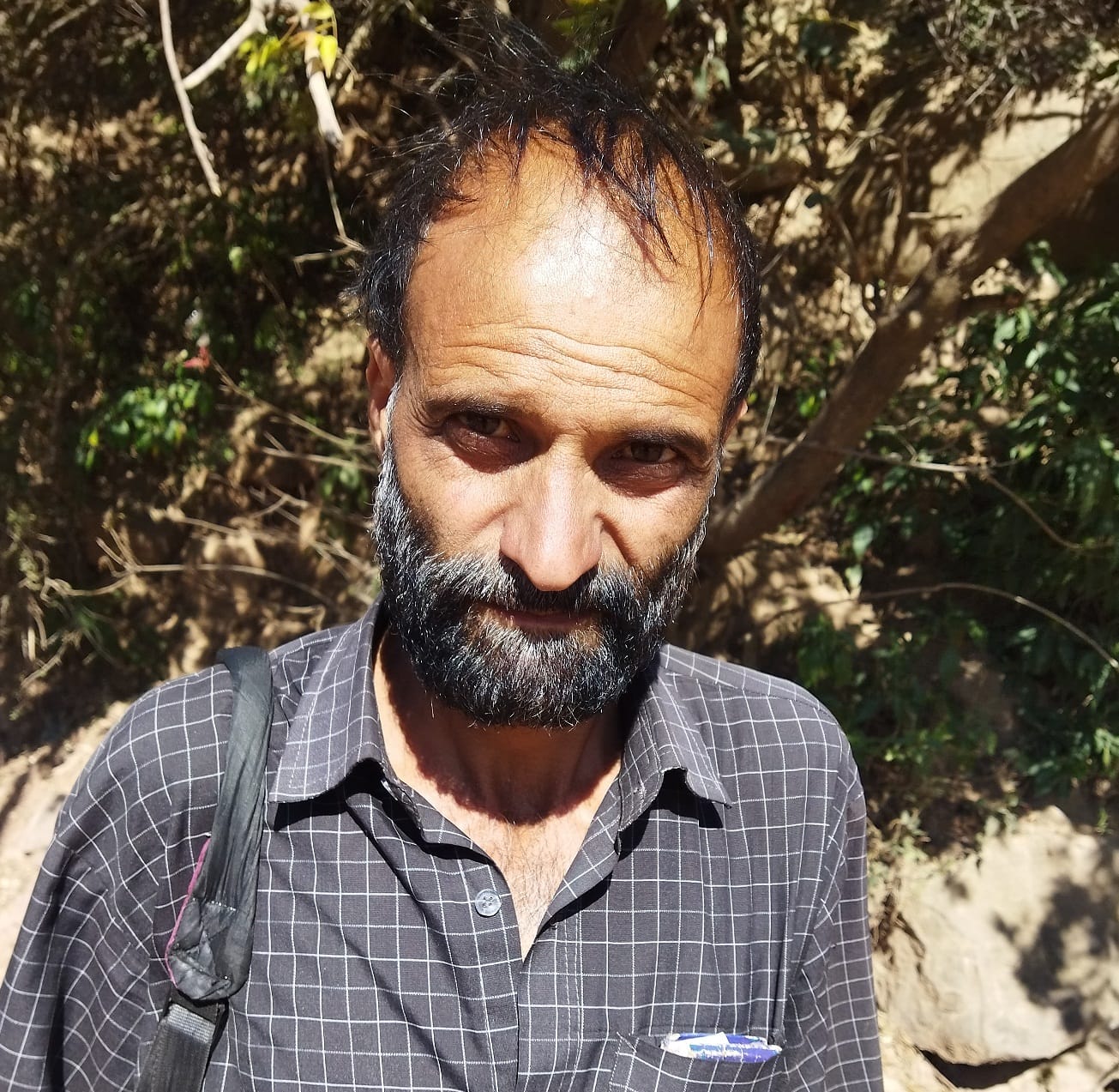 चिनैनी मोटरशैड पैदल मार्ग की खस्ता हालत के बारे में जानकारी देते राहगिर:- संवाद