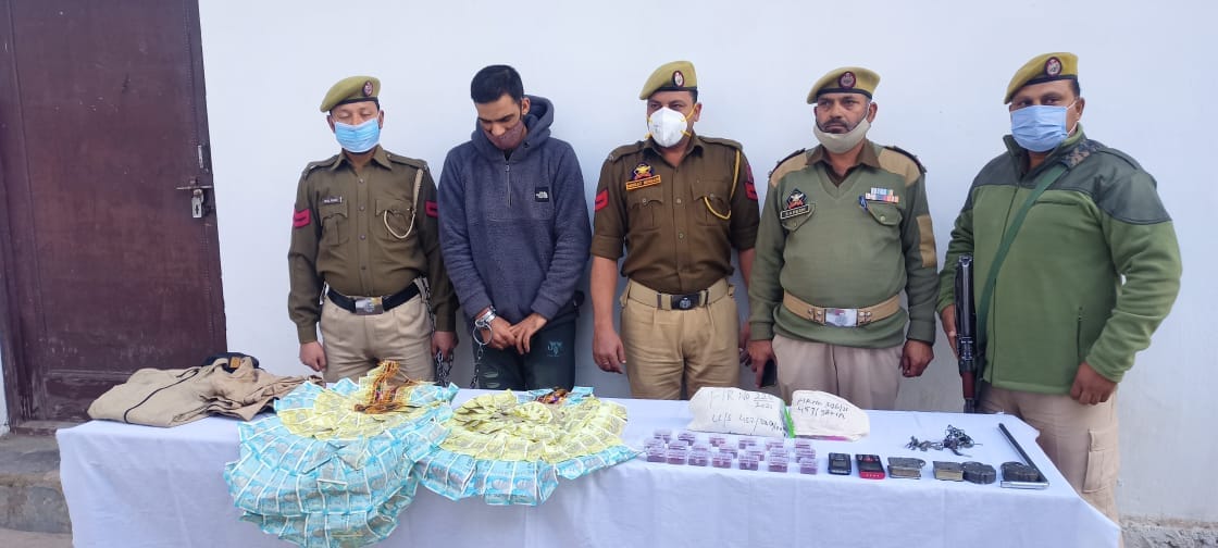 फोटो... किश्तवाड़ पुलिस द्वारा चोरी के मामले में एक गिरफतार, उससे बरामद सामान। फोटो... किश्तवाड़ पुलिस द्वारा चोरी के मामले में एक गिरफतार, उससे बरामद सामान।
