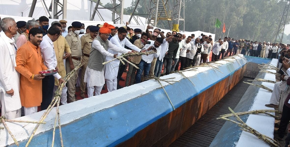 सहकारी चीनी मिल में कैन मशीन में गन्ना डालकर पेराई का शुभारंभ करते सहकारिता मंत्री डॉ. बनवारी लाल