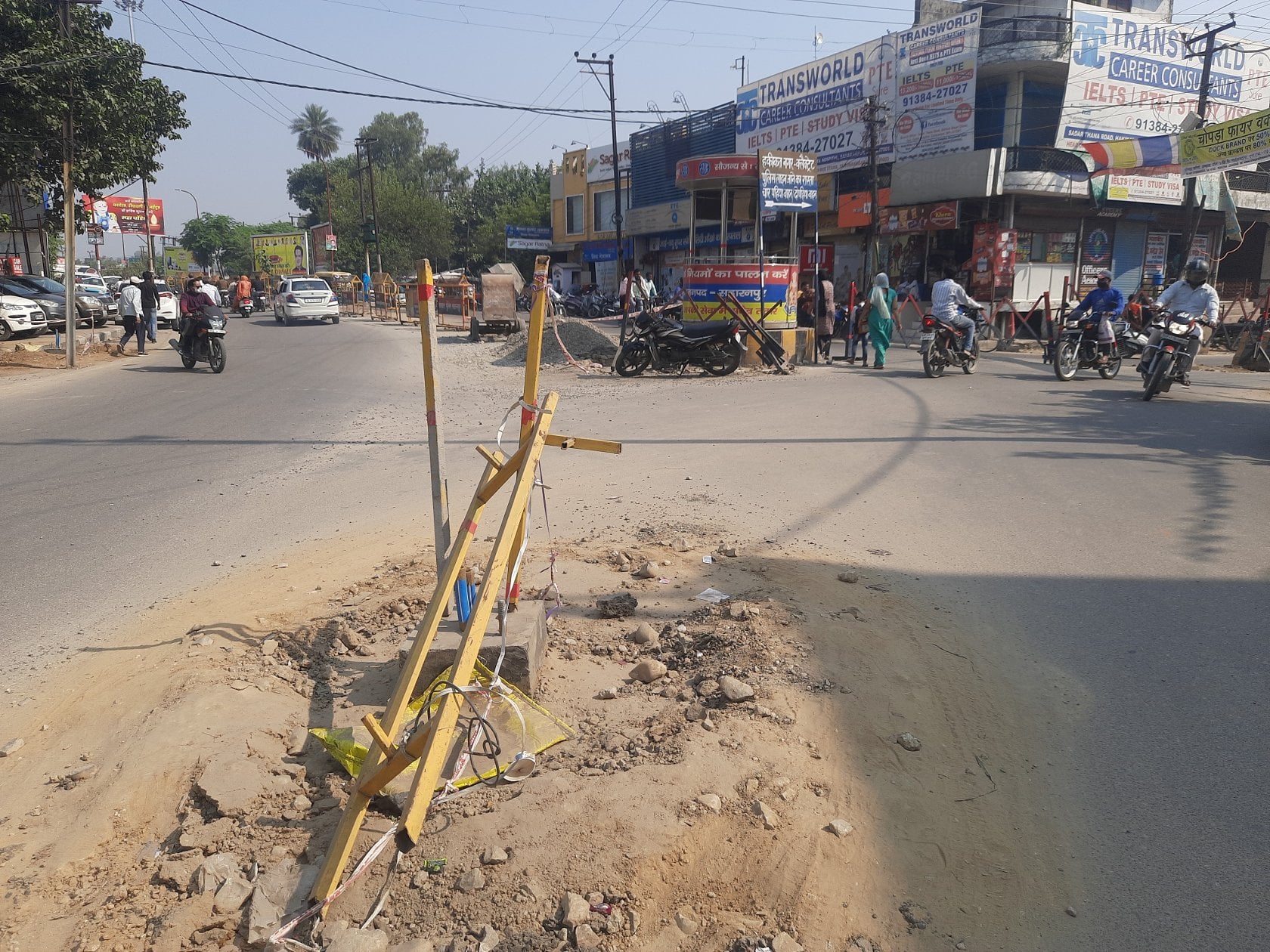 थाना सदर रोड़ पर पॉल के लिये लगाया सीमेंट का खंबा से निकलते सरिये दुर्घटना को देते दावत थाना सदर रोड़ पर पॉल के लिये लगाया सीमेंट का खंबा से निकलते सरिये दुर्घटना को देते दावत