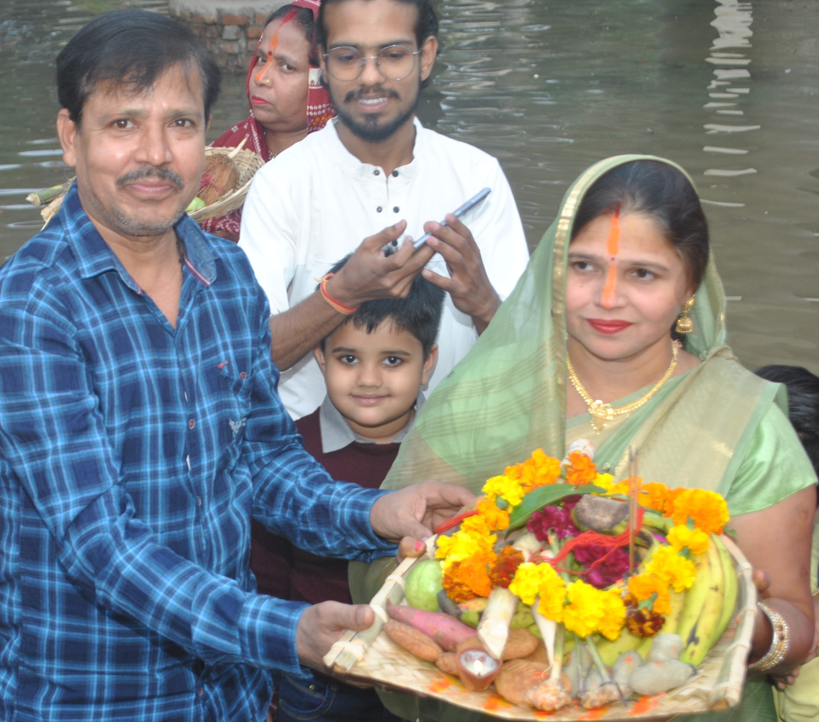 शामली के हनुमान धाम पर छठ पूजा के दोरान पूजन करते श्रद्धालु। शामली के हनुमान धाम पर छठ पूजा के दोरान पूजन करते श्रद्धालु।