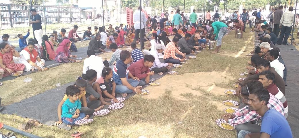 खटीमा में संजय रेलवे पार्क छठ पूजा समापन पर भंडारे का प्रसाद ग्रहण करते लोग। खटीमा में संजय रेलवे पार्क छठ पूजा समापन पर भंडारे का प्रसाद ग्रहण करते लोग।