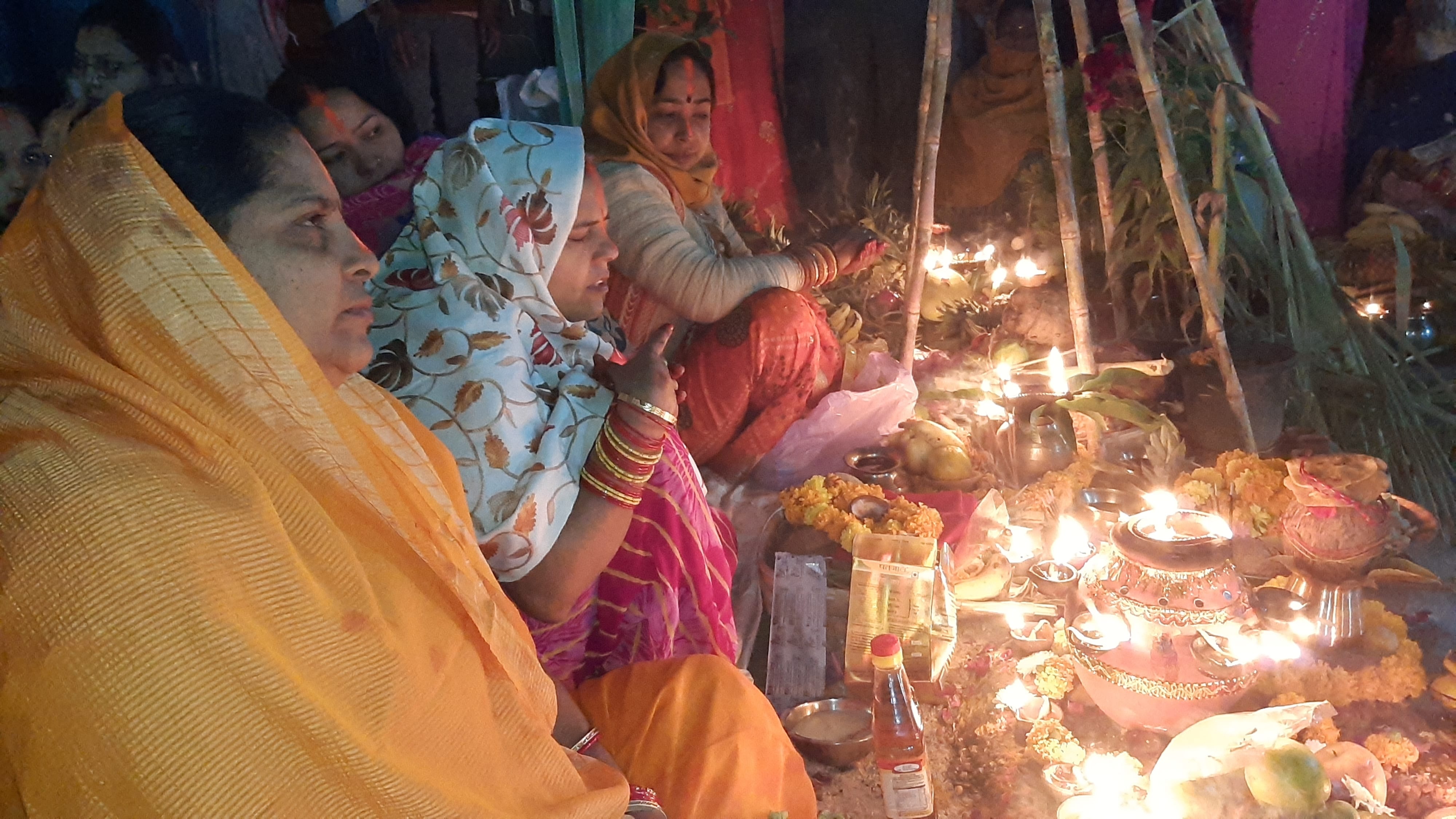 सोलाराही तालाब पर बने कृत्रिम घाट पर छठ मैया की पूजा करती महिलाएं। सोलाराही तालाब पर बने कृत्रिम घाट पर छठ मैया की पूजा करती महिलाएं।