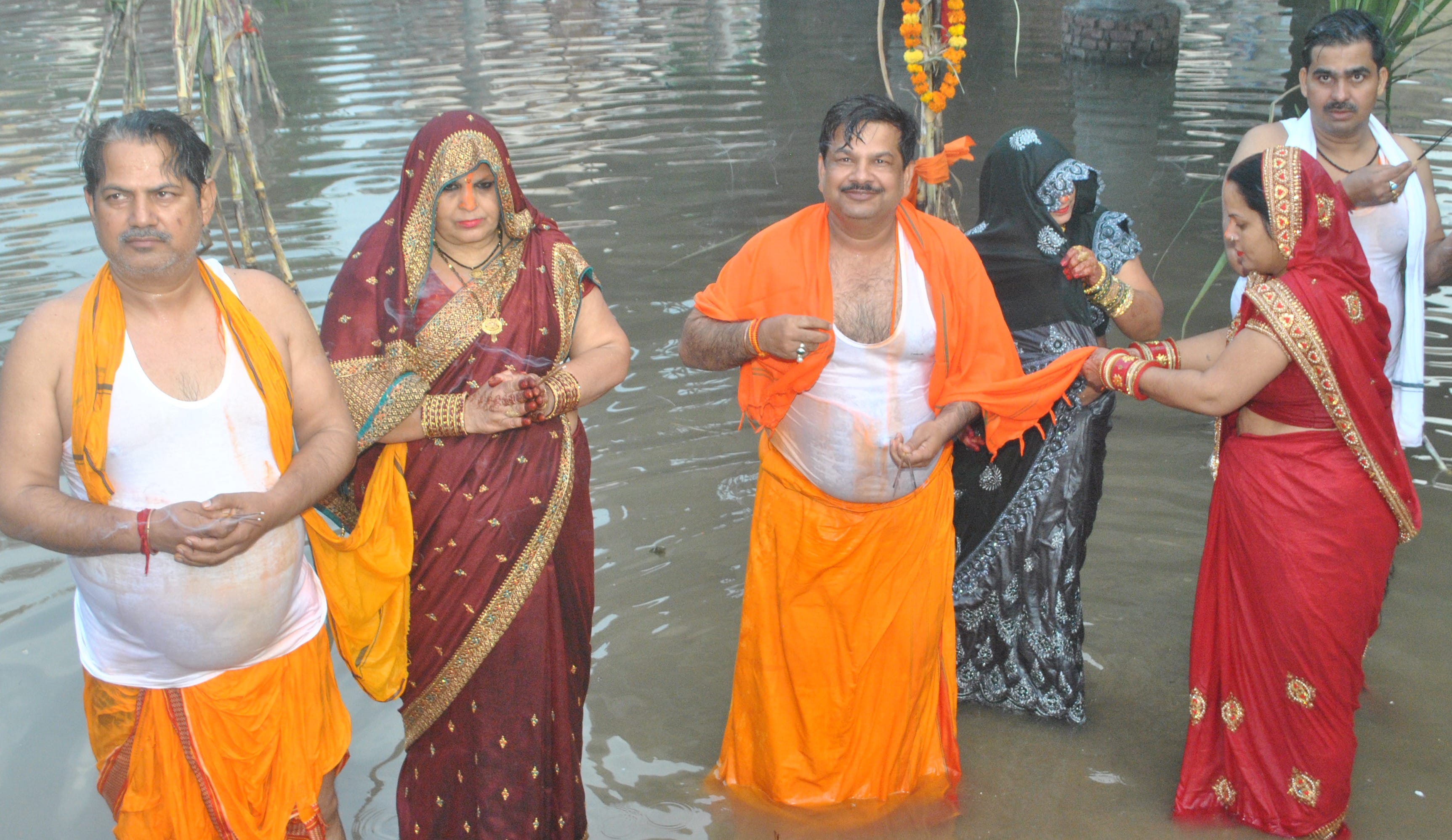 शामली के हनुमान धाम पर छठ पूजा के दोरान तालाब में खडे़ होकर सूर्य भगवान की उपासना करते श्रद्धालु। शामली के हनुमान धाम पर छठ पूजा के दोरान तालाब में खडे़ होकर सूर्य भगवान की उपासना करते श्रद्धालु।